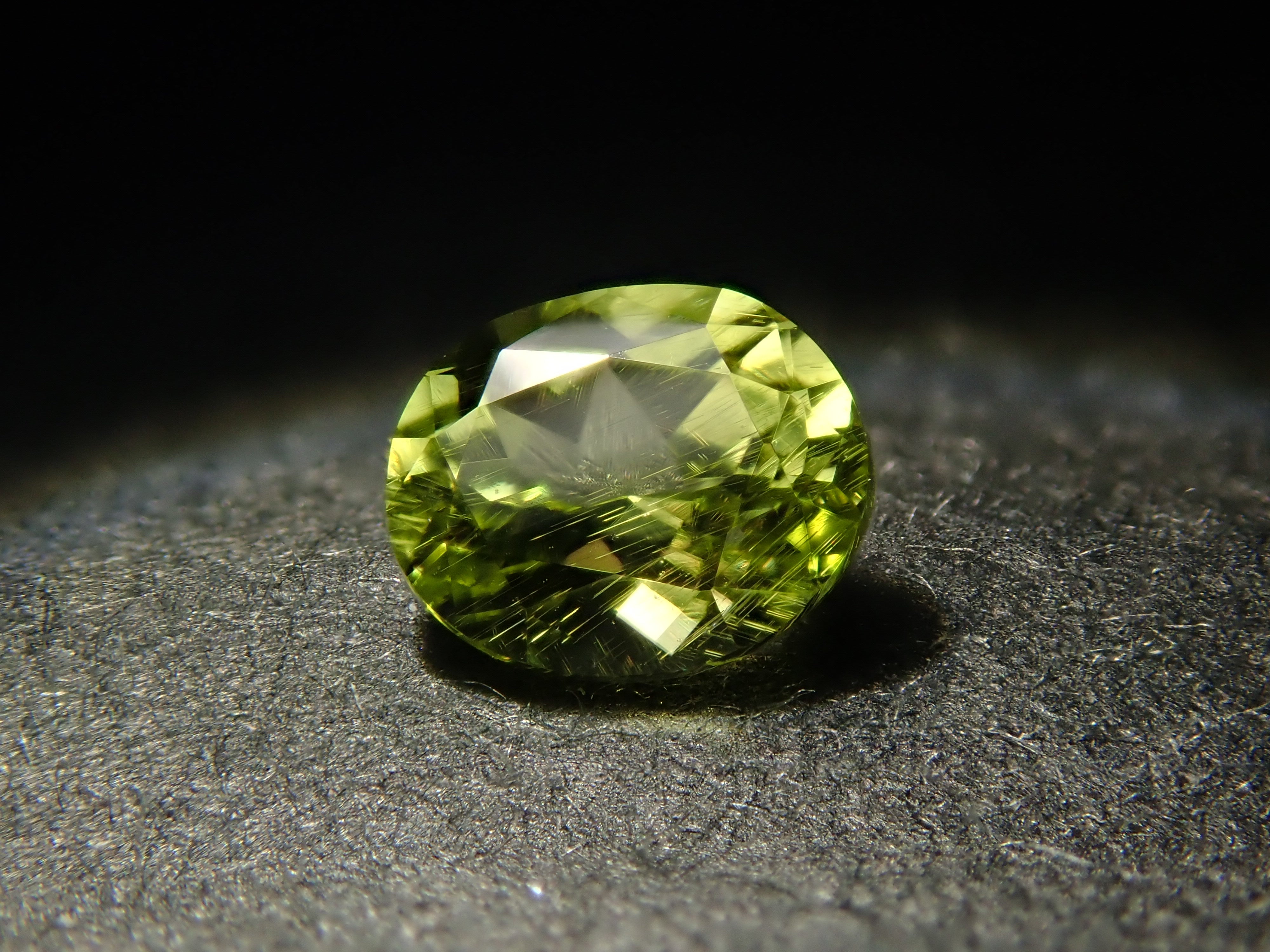 【12/6 22時販売】インドネシア産パラサイティックペリドット 0.260ctルース