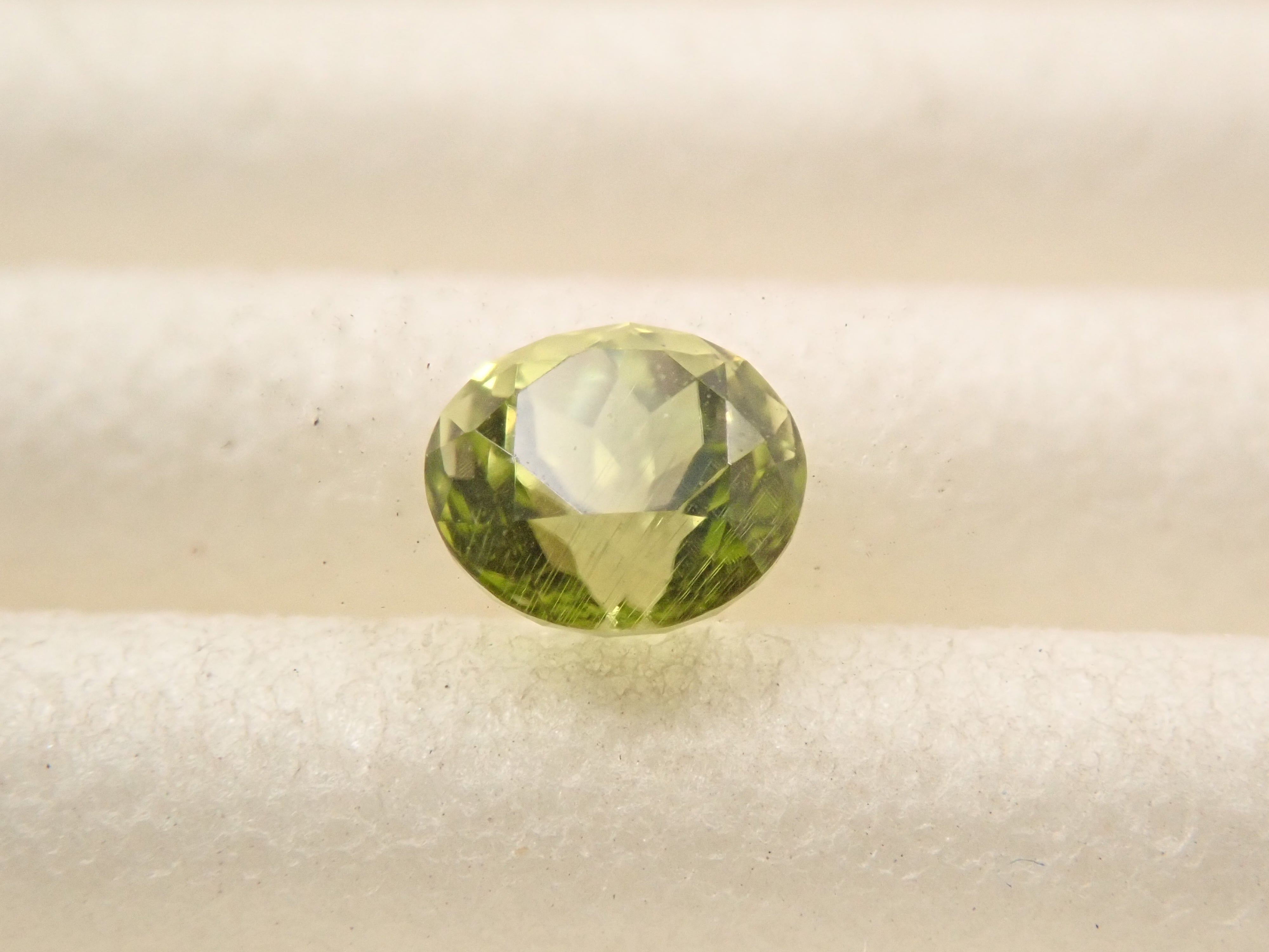 【12/6 22時販売】インドネシア産パラサイティックペリドット 3.8mm/0.267ctルース