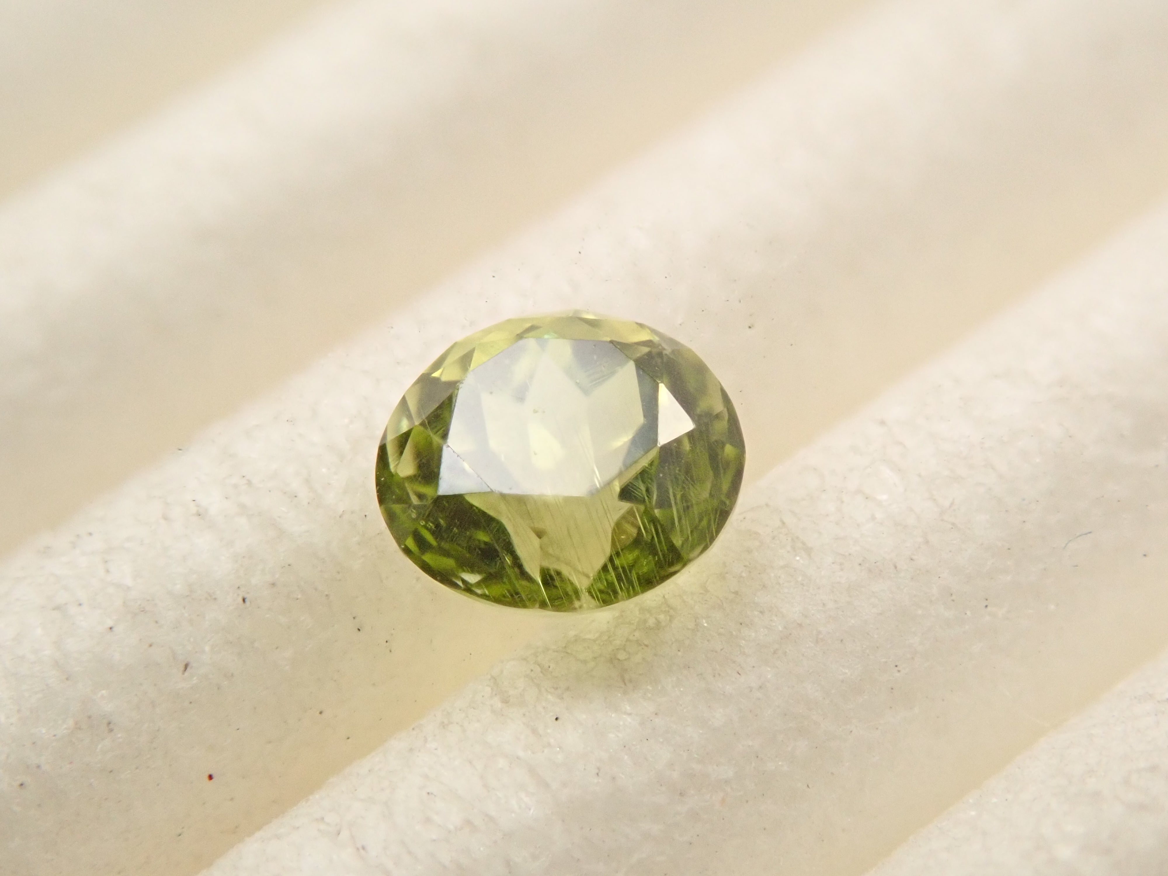 【12/6 22時販売】インドネシア産パラサイティックペリドット 3.8mm/0.267ctルース