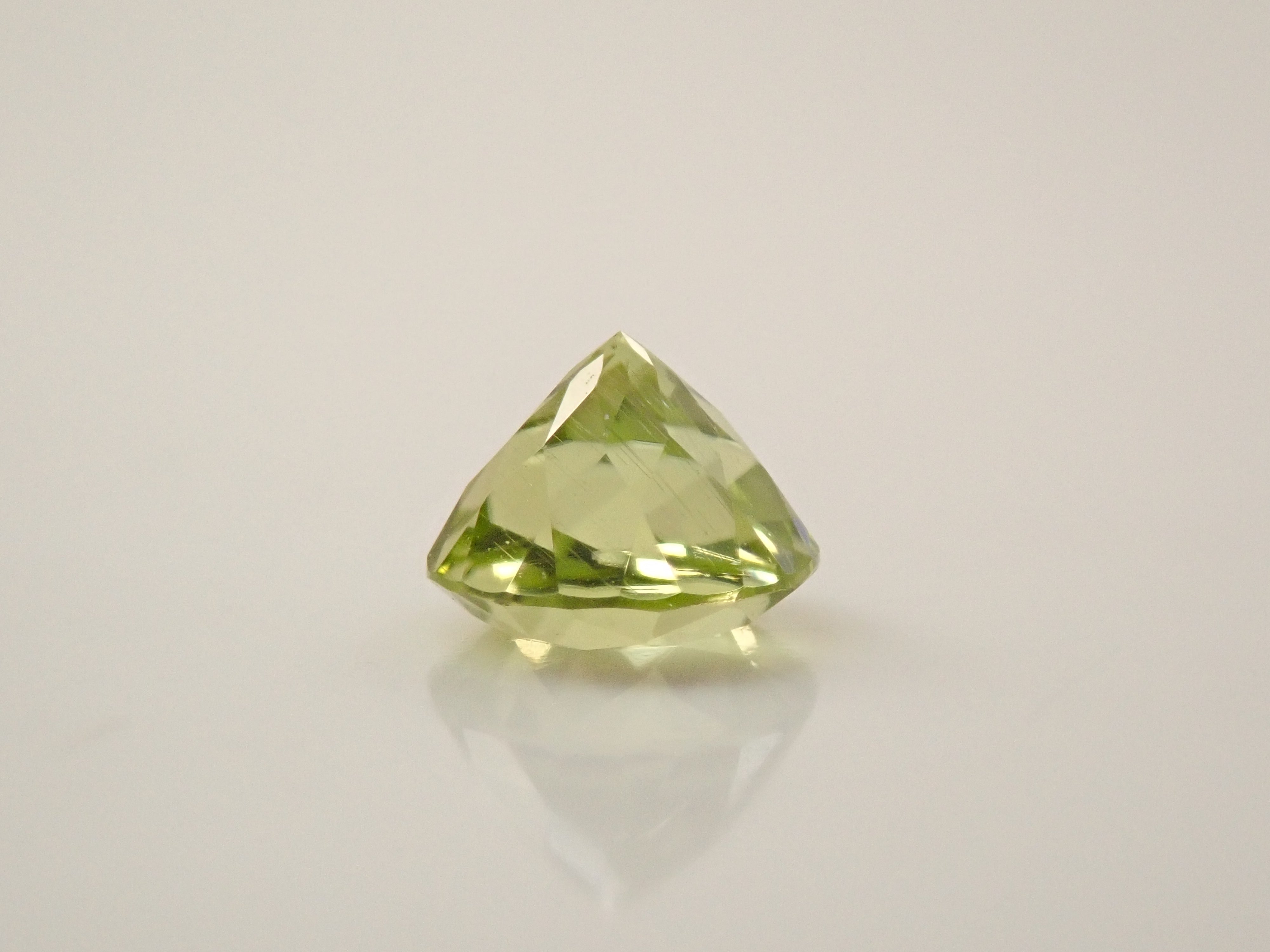 【12/6 22時販売】インドネシア産パラサイティックペリドット 3.8mm/0.267ctルース