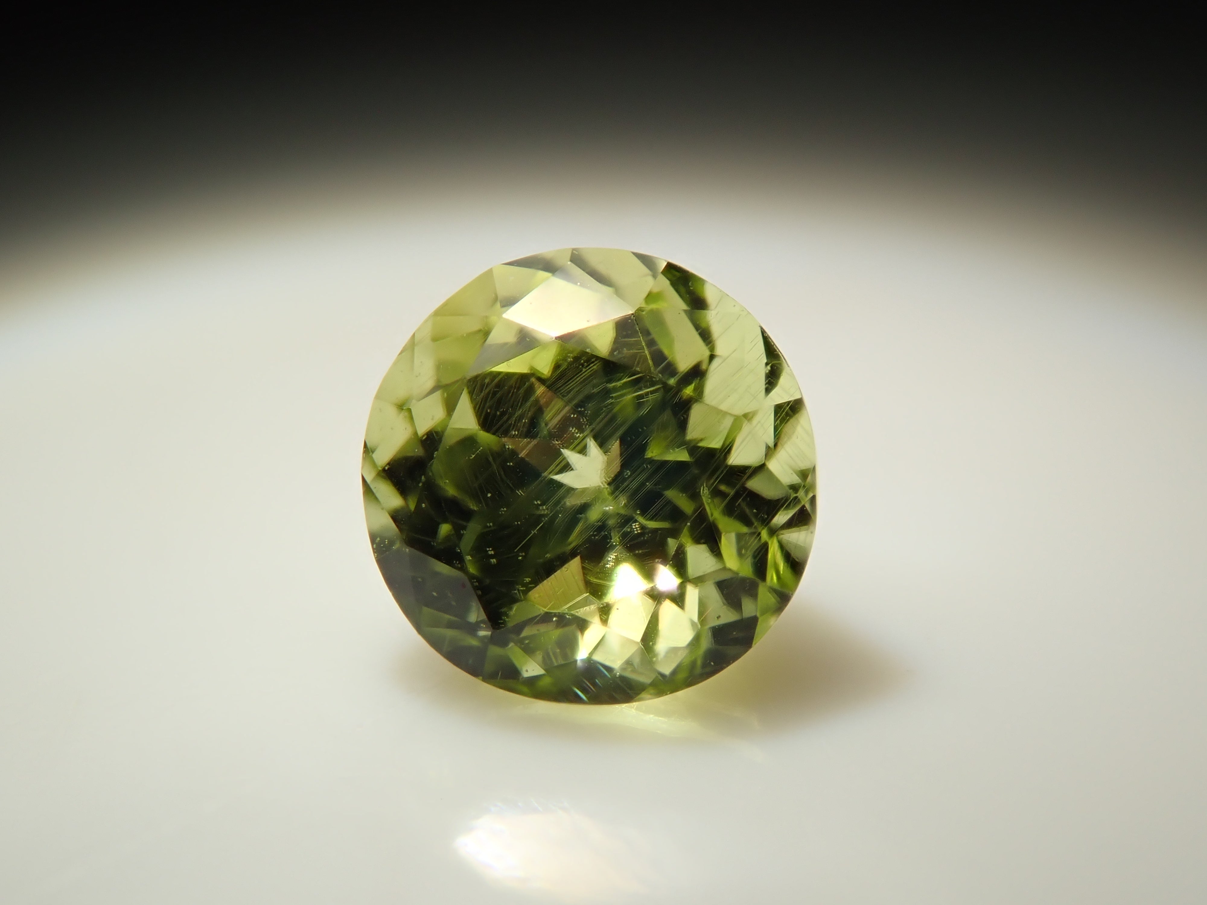 【12/6 22時販売】インドネシア産パラサイティックペリドット 3.8mm/0.267ctルース