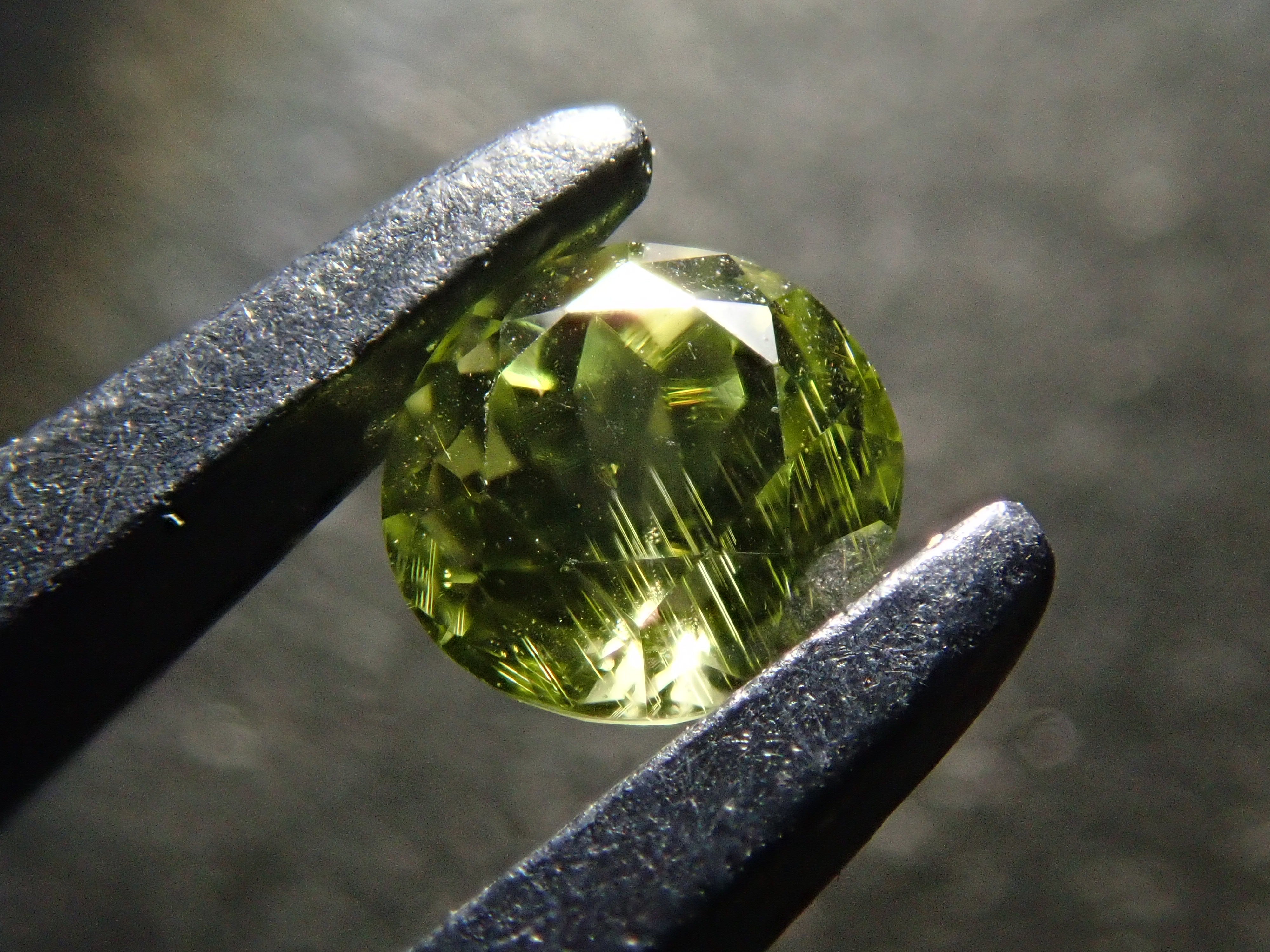 【12/6 22時販売】インドネシア産パラサイティックペリドット 3.8mm/0.267ctルース