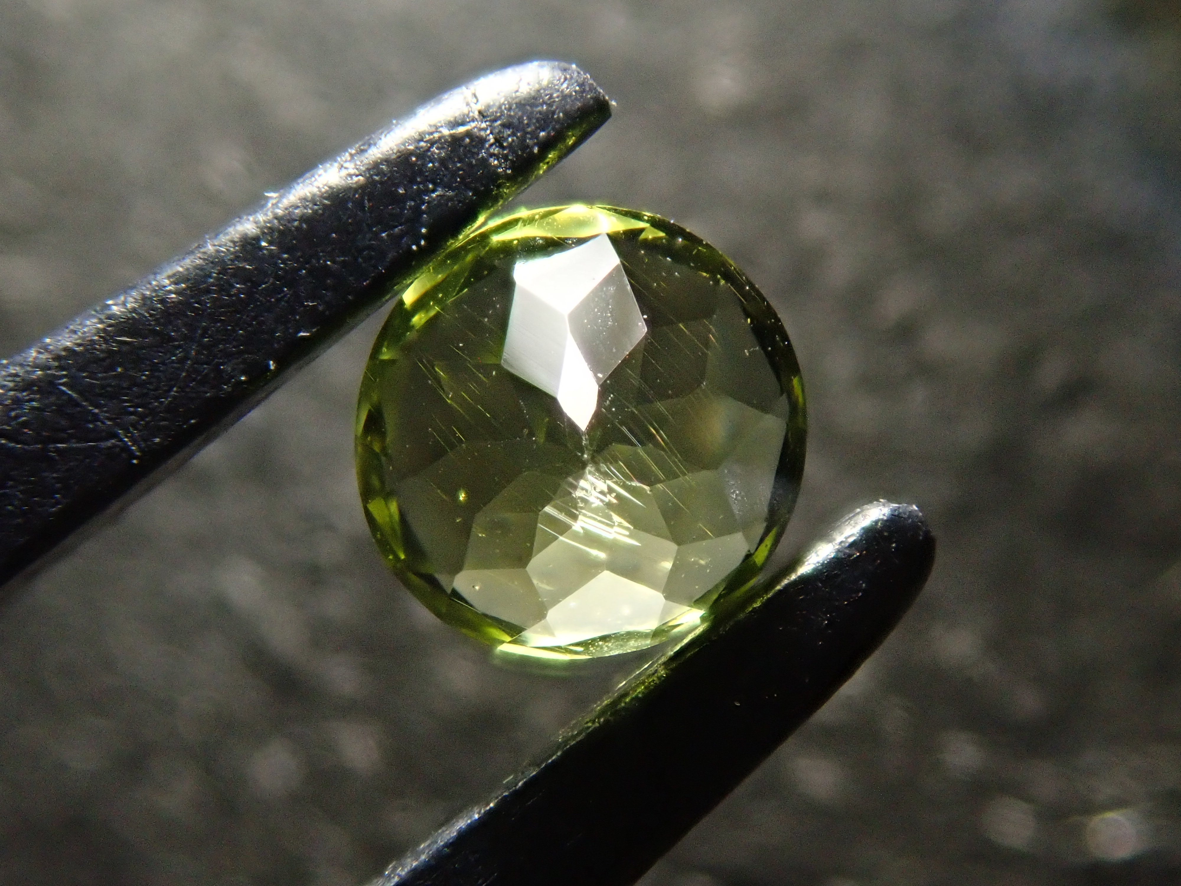 【12/6 22時販売】インドネシア産パラサイティックペリドット 3.8mm/0.267ctルース