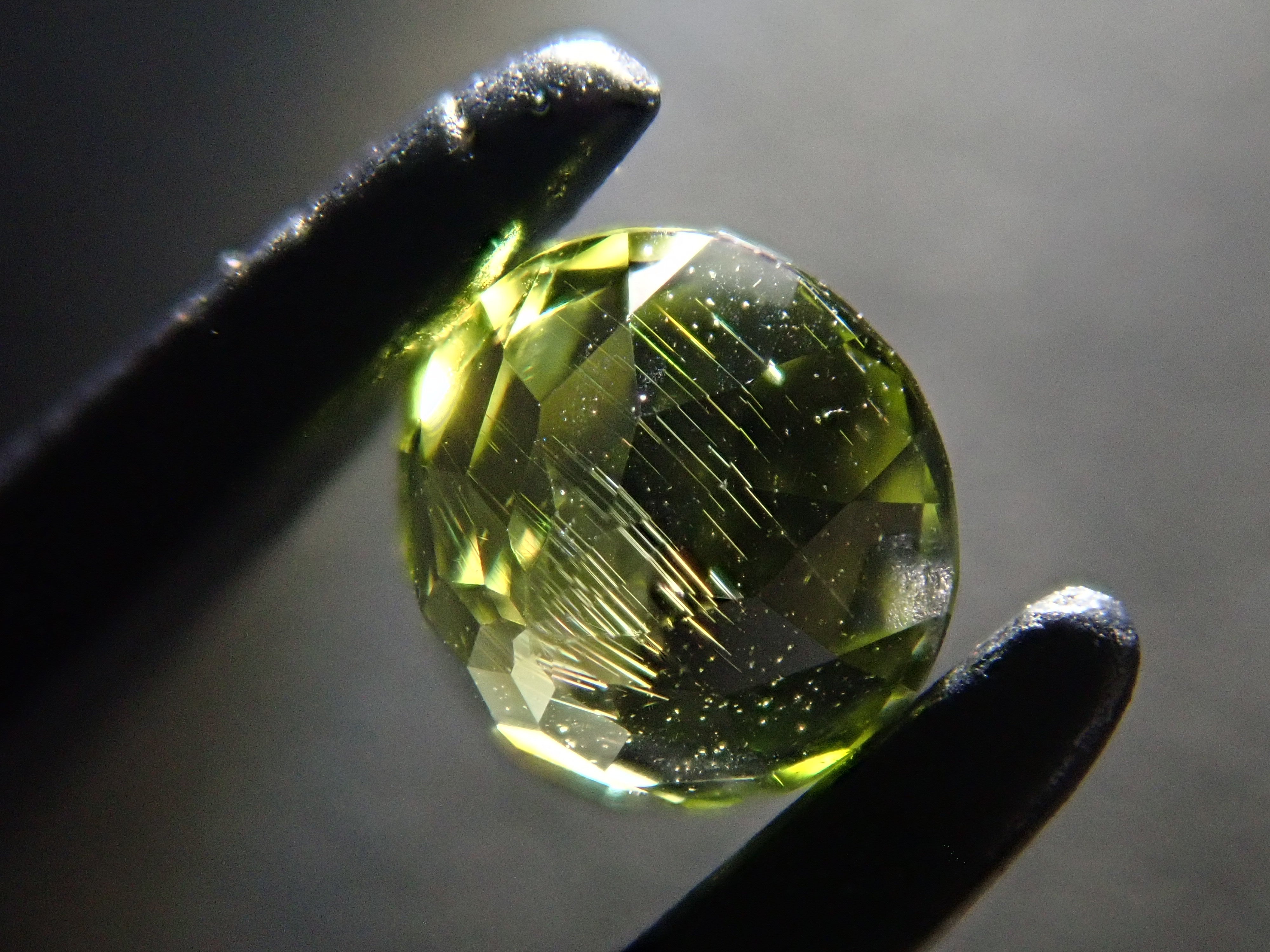 【12/6 22時販売】インドネシア産パラサイティックペリドット 3.8mm/0.267ctルース