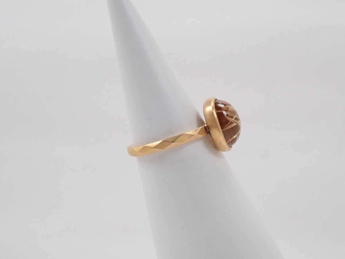 【10/28 22時販売】【カラフリ】K18 ルチルクォーツ(ルチルレイテッドクォーツ)4.48ct エメラルド0.19ct リング 鑑別書