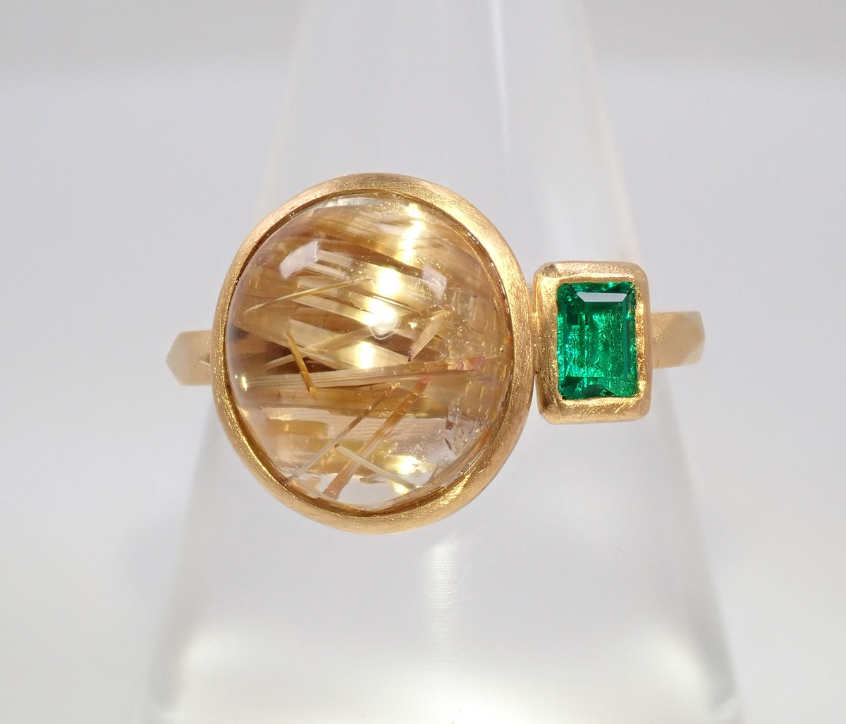 【10/28 22時販売】【カラフリ】K18 ルチルクォーツ(ルチルレイテッドクォーツ)4.48ct エメラルド0.19ct リング 鑑別書