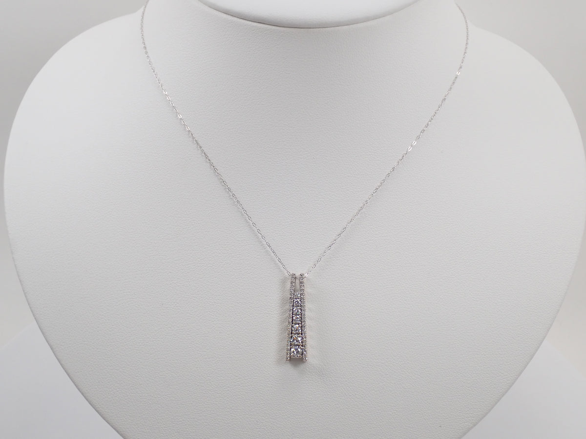 【10/26 22時販売】【カラフリ】K18WG ダイヤモンド 0.60ct 縦ライン ペンダント(ネックレス)
