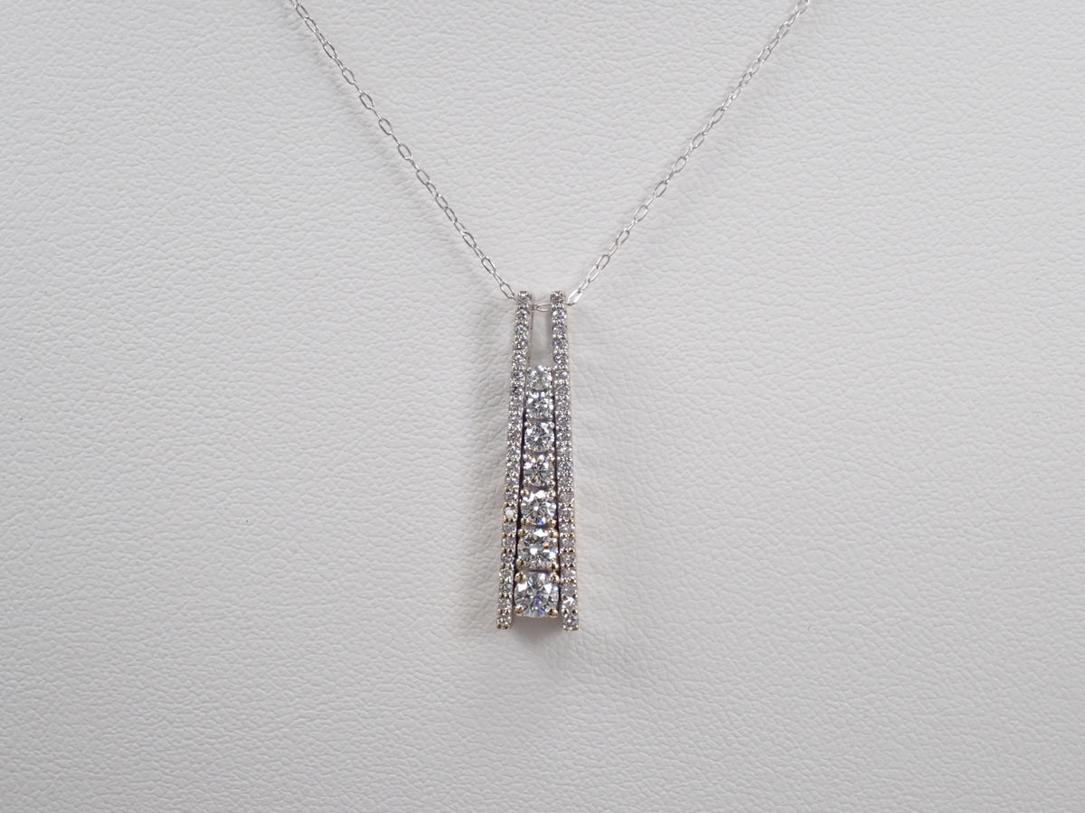【10/26 22時販売】【カラフリ】K18WG ダイヤモンド 0.60ct 縦ライン ペンダント(ネックレス)