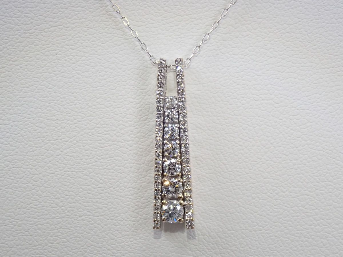 【10/26 22時販売】【カラフリ】K18WG ダイヤモンド 0.60ct 縦ライン ペンダント(ネックレス)