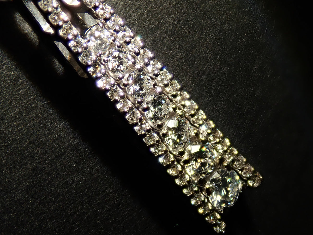 【10/26 22時販売】【カラフリ】K18WG ダイヤモンド 0.60ct 縦ライン ペンダント(ネックレス)
