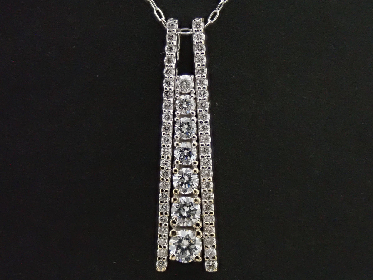 【10/26 22時販売】【カラフリ】K18WG ダイヤモンド 0.60ct 縦ライン ペンダント(ネックレス)