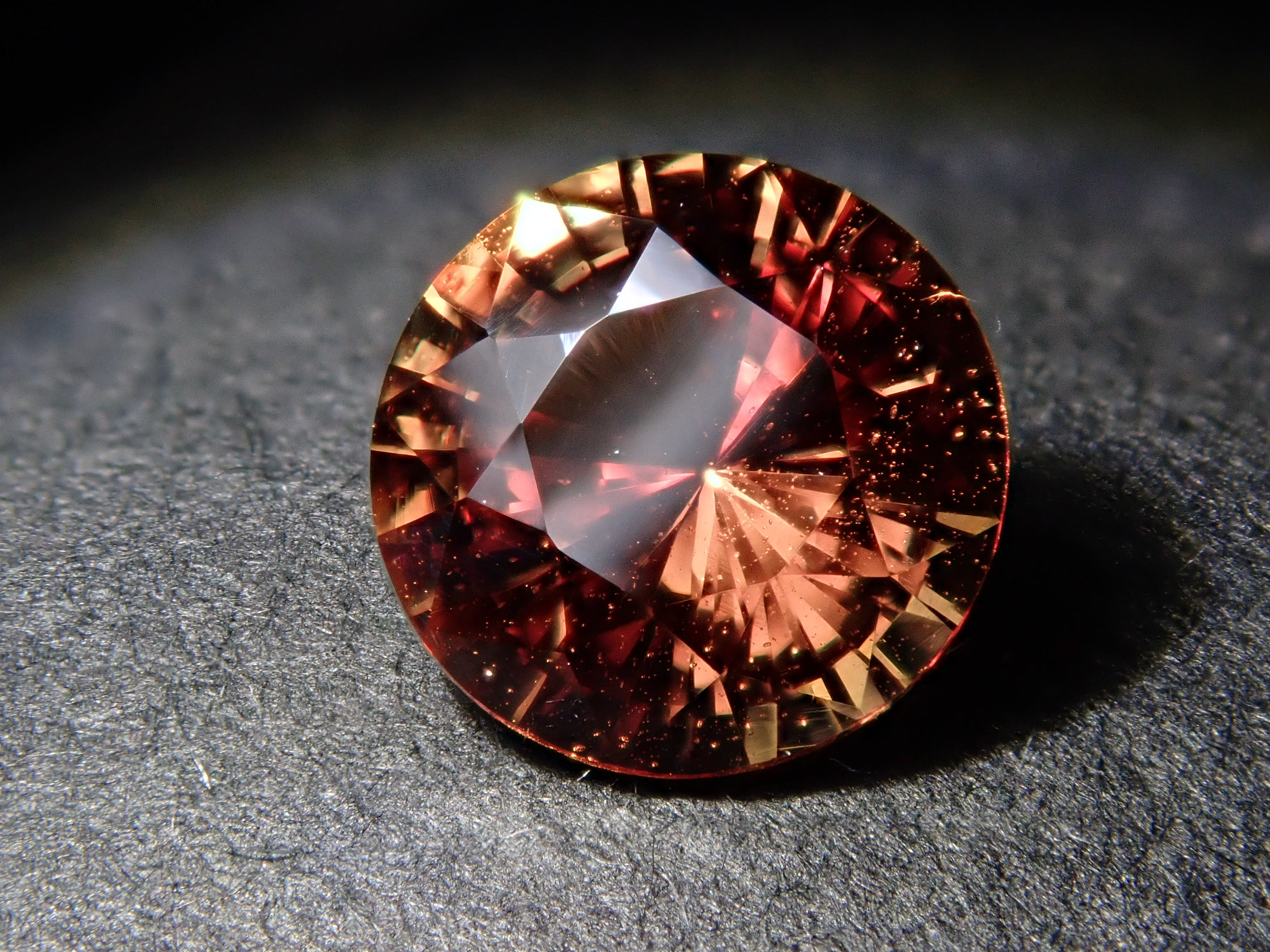 【抽選販売:10/31(金)10時am〆】マダガスカル産パパラチアサファイア 5.6mm/0.768ctルース 中央宝石研究所