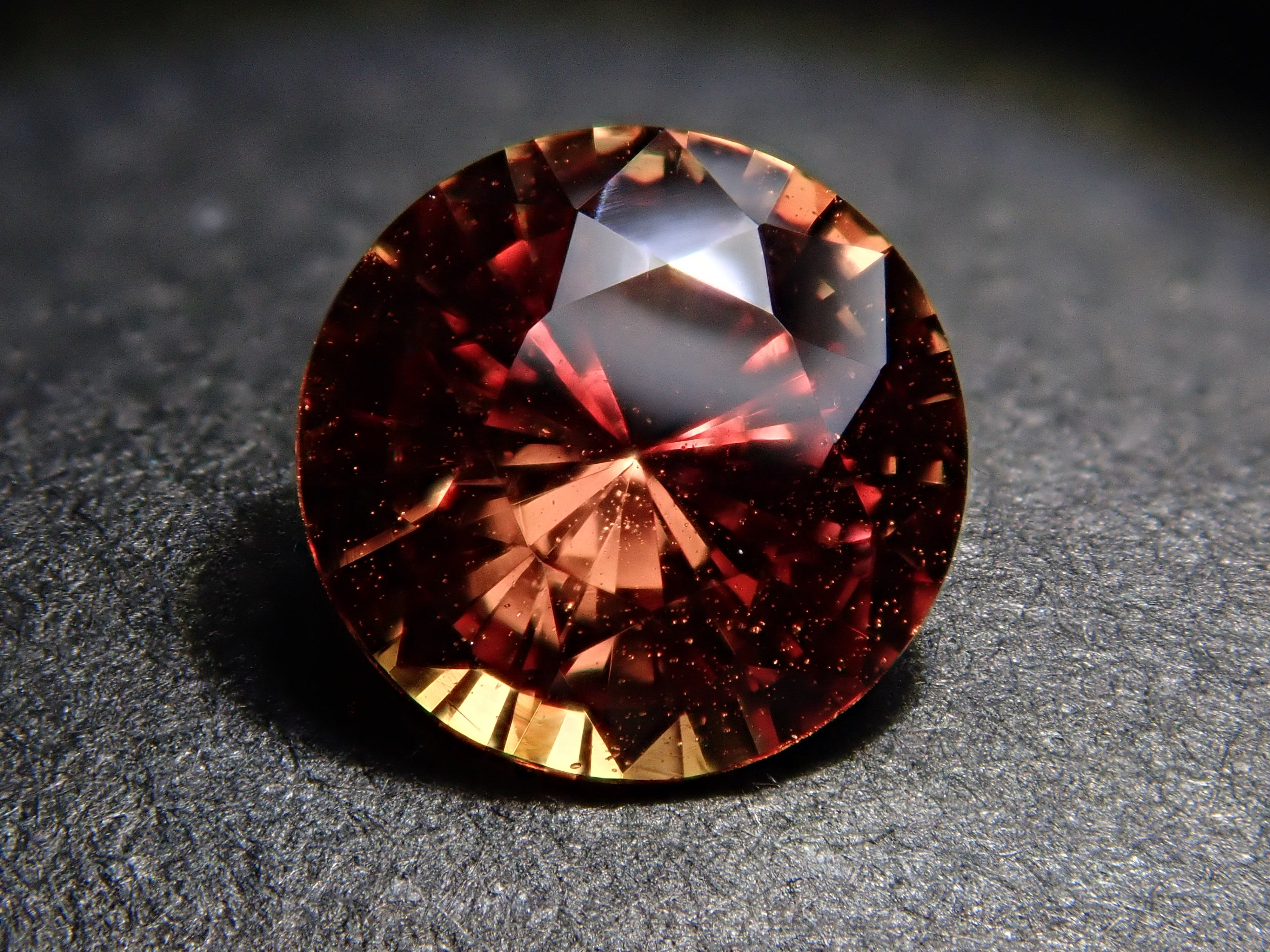 【抽選販売:10/31(金)10時am〆】マダガスカル産パパラチアサファイア 5.6mm/0.768ctルース 中央宝石研究所