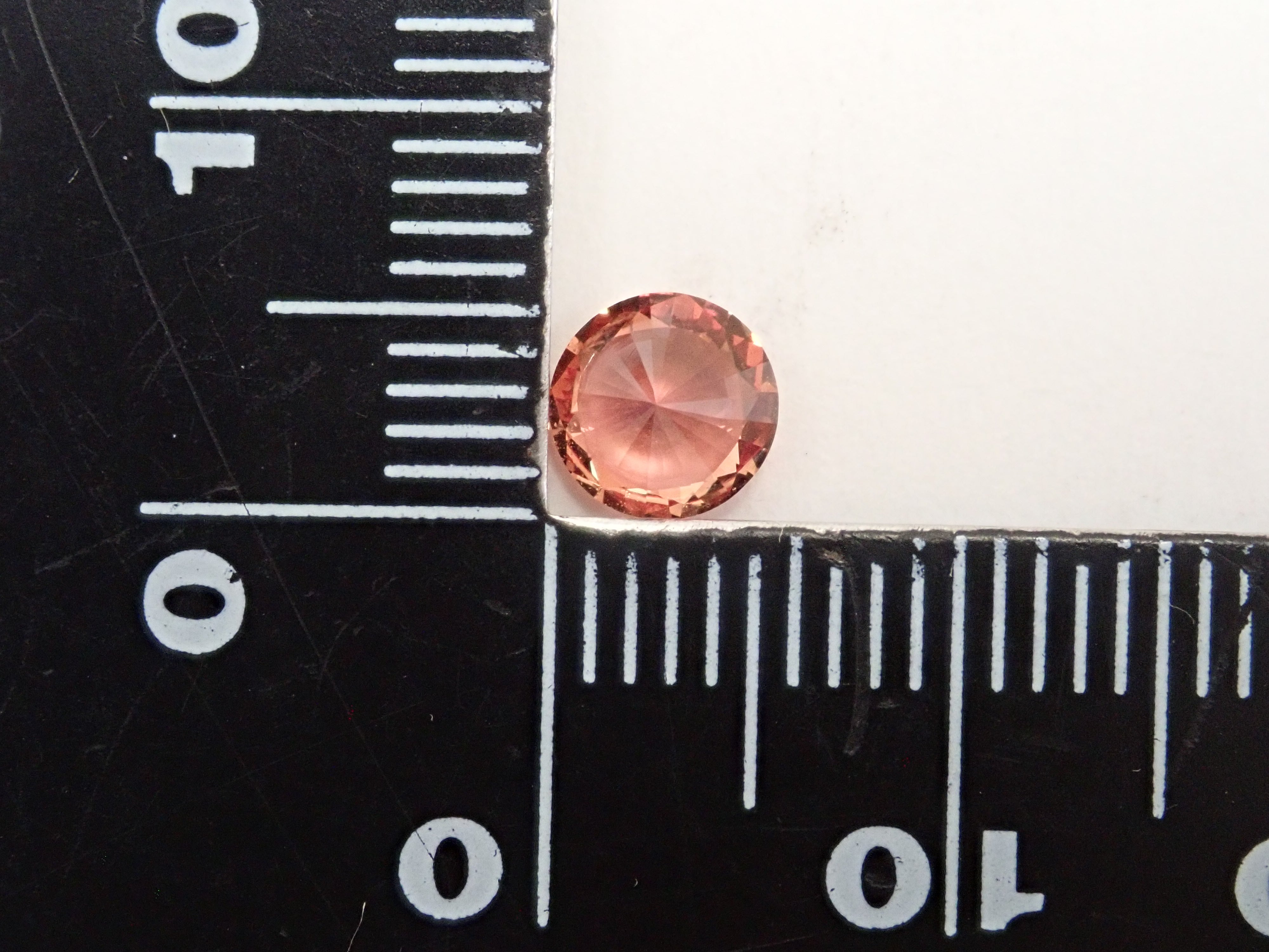 【抽選販売:10/31(金)10時am〆】マダガスカル産パパラチアサファイア 5.6mm/0.768ctルース 中央宝石研究所