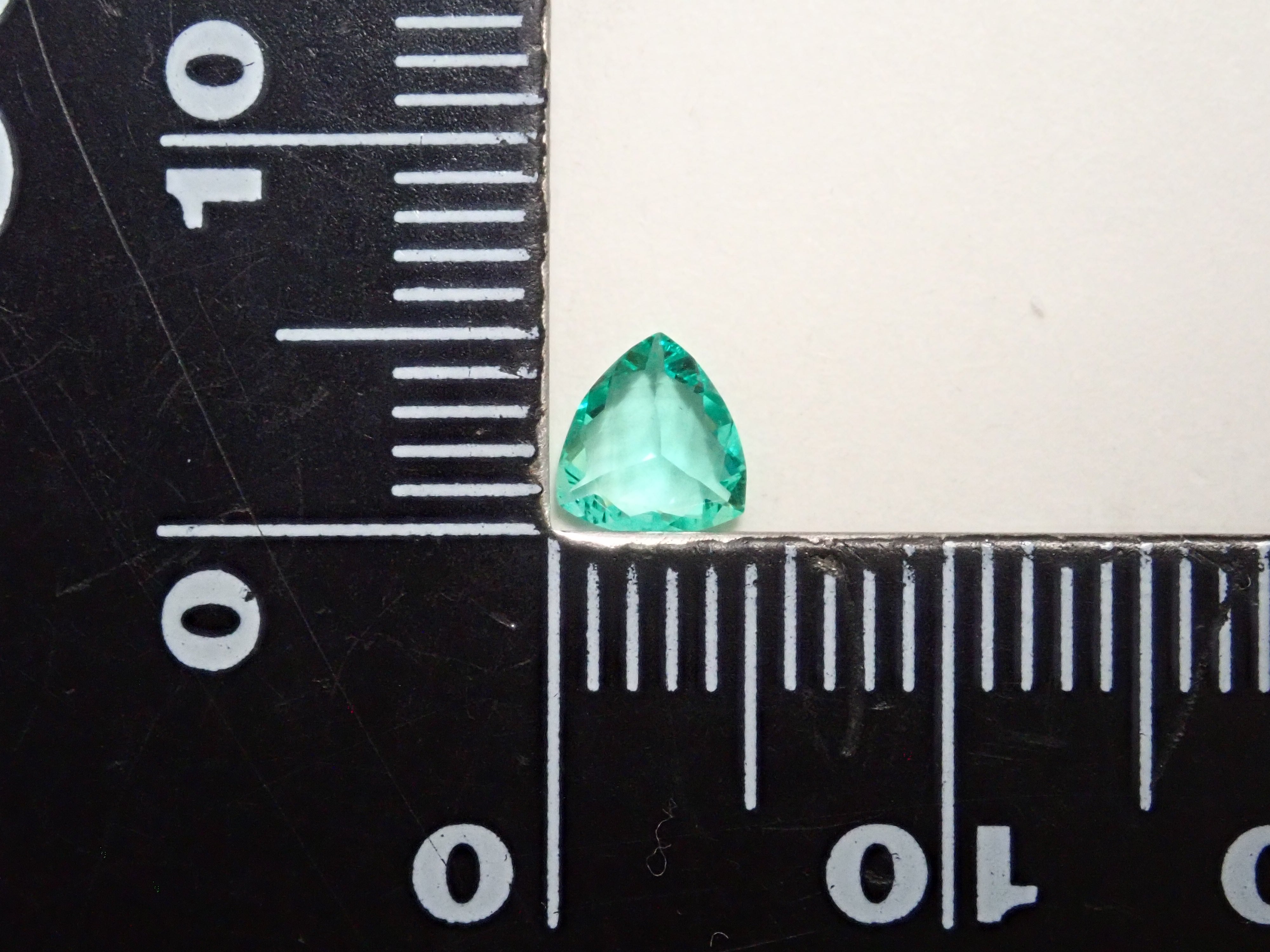 コロンビア産ノンオイルエメラルド 0.290ctルースGIA