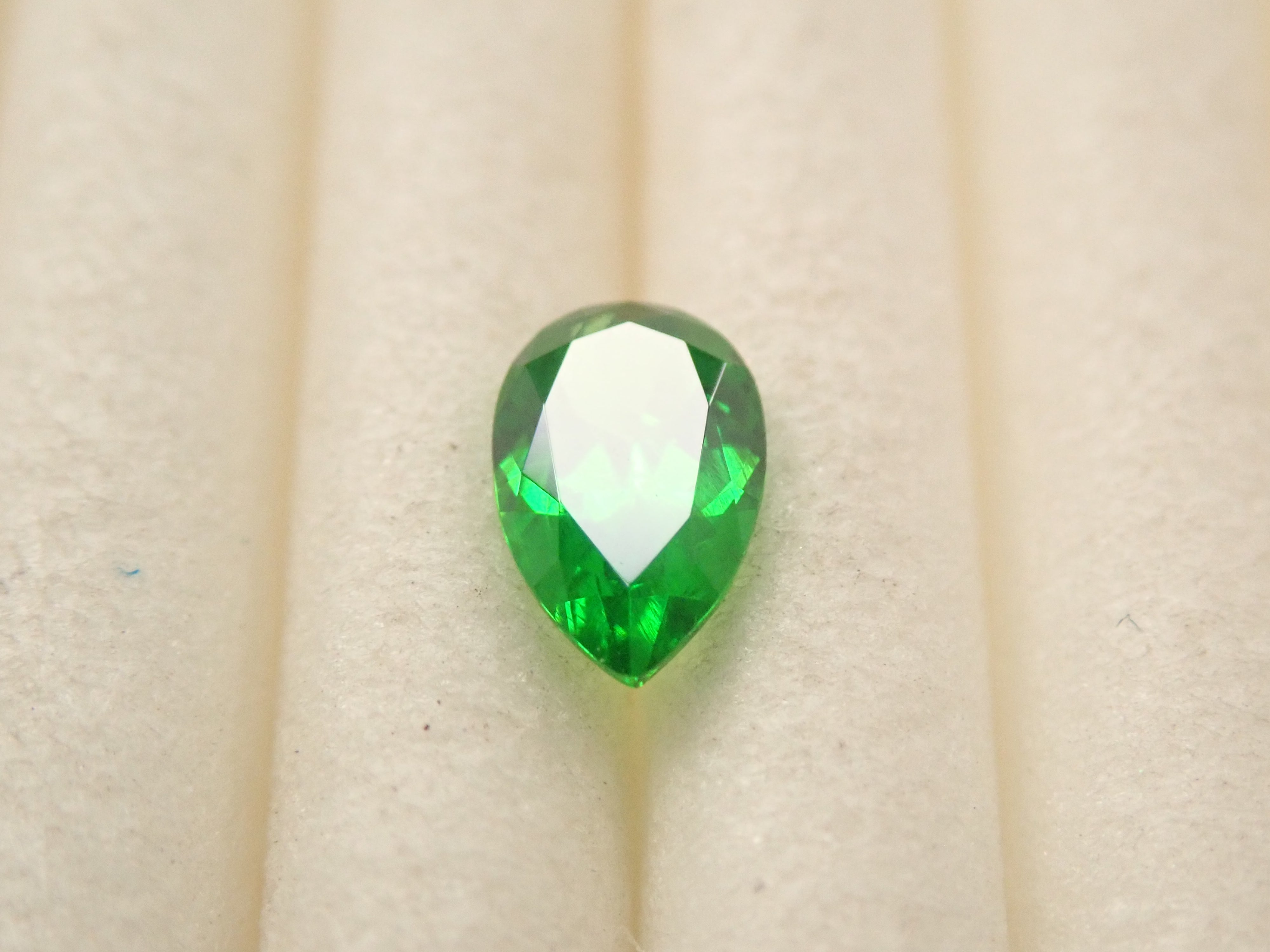 【10/31 22時販売】ロシア産デマントイドガーネット(ホーステール認む) 0.256ctルース