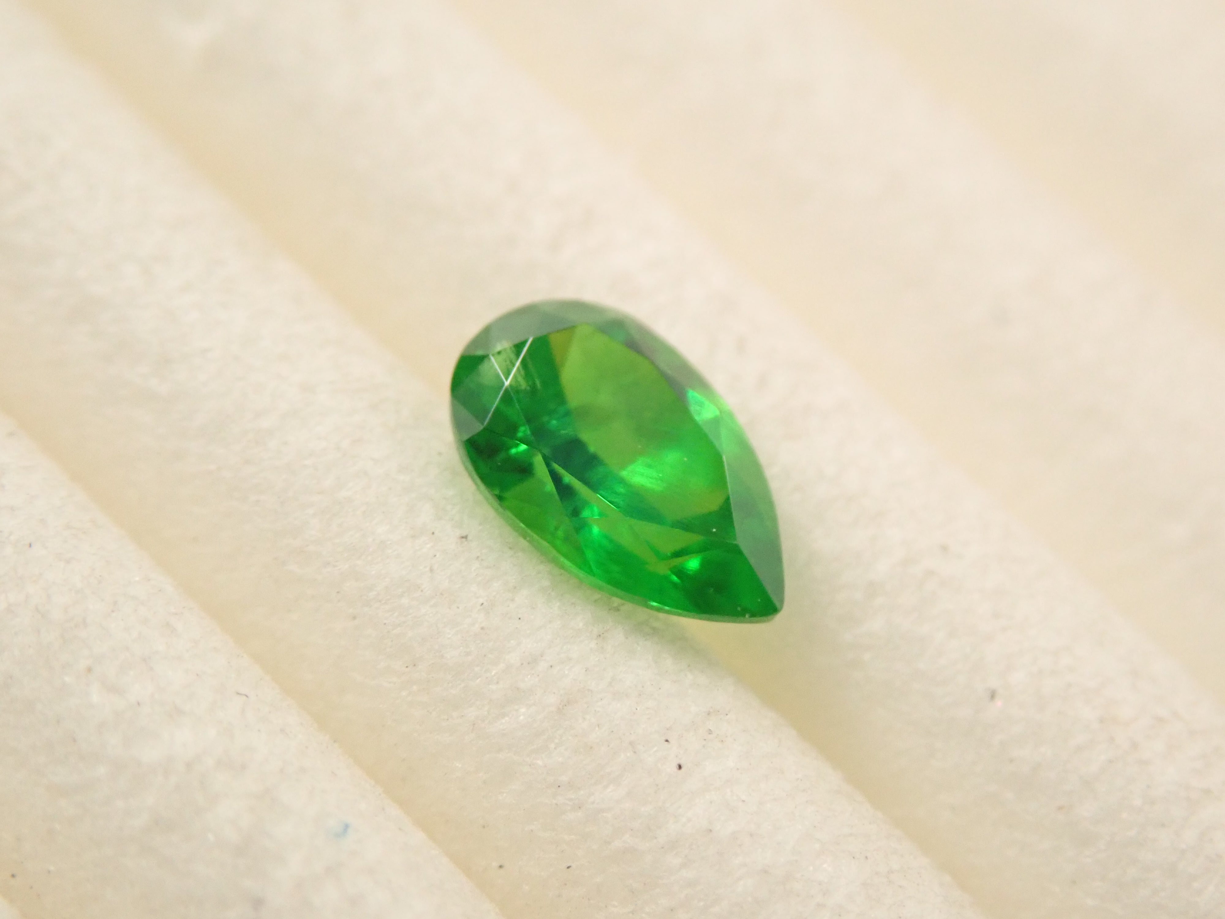 【10/31 22時販売】ロシア産デマントイドガーネット(ホーステール認む) 0.256ctルース