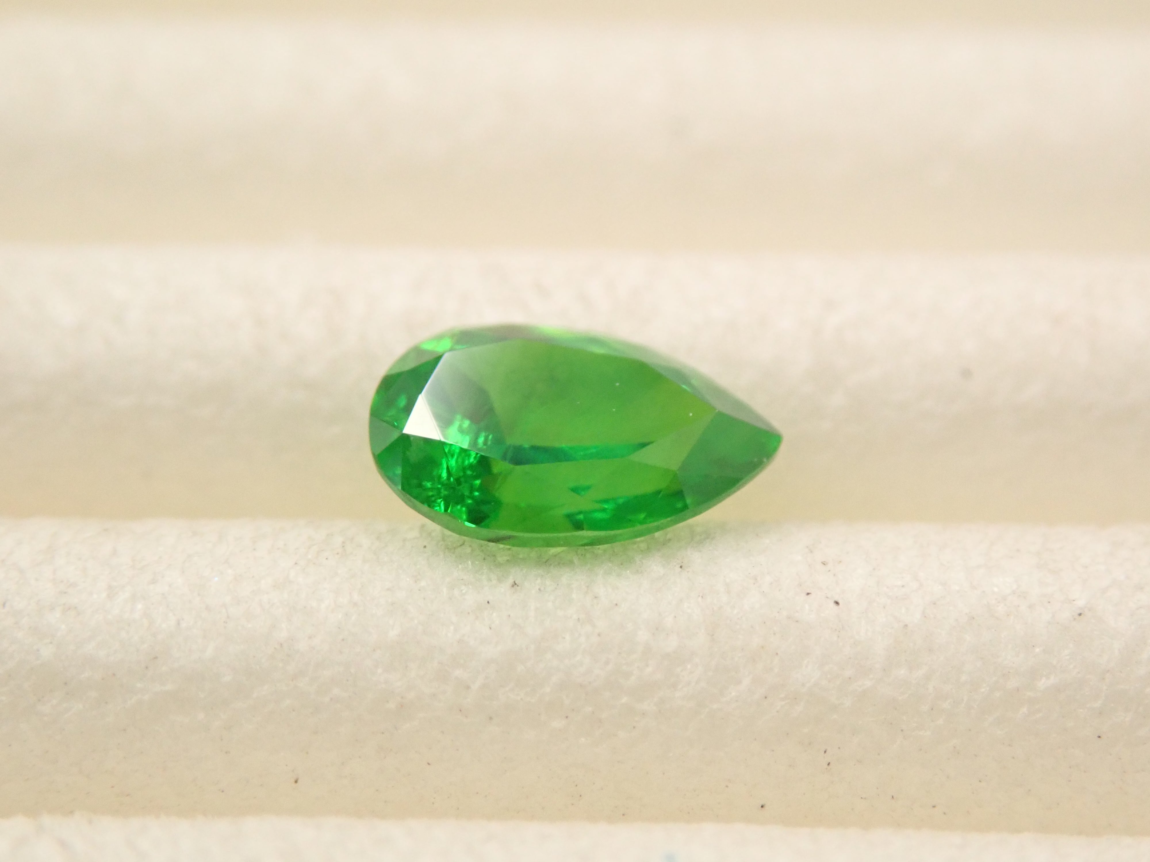 【10/31 22時販売】ロシア産デマントイドガーネット(ホーステール認む) 0.256ctルース