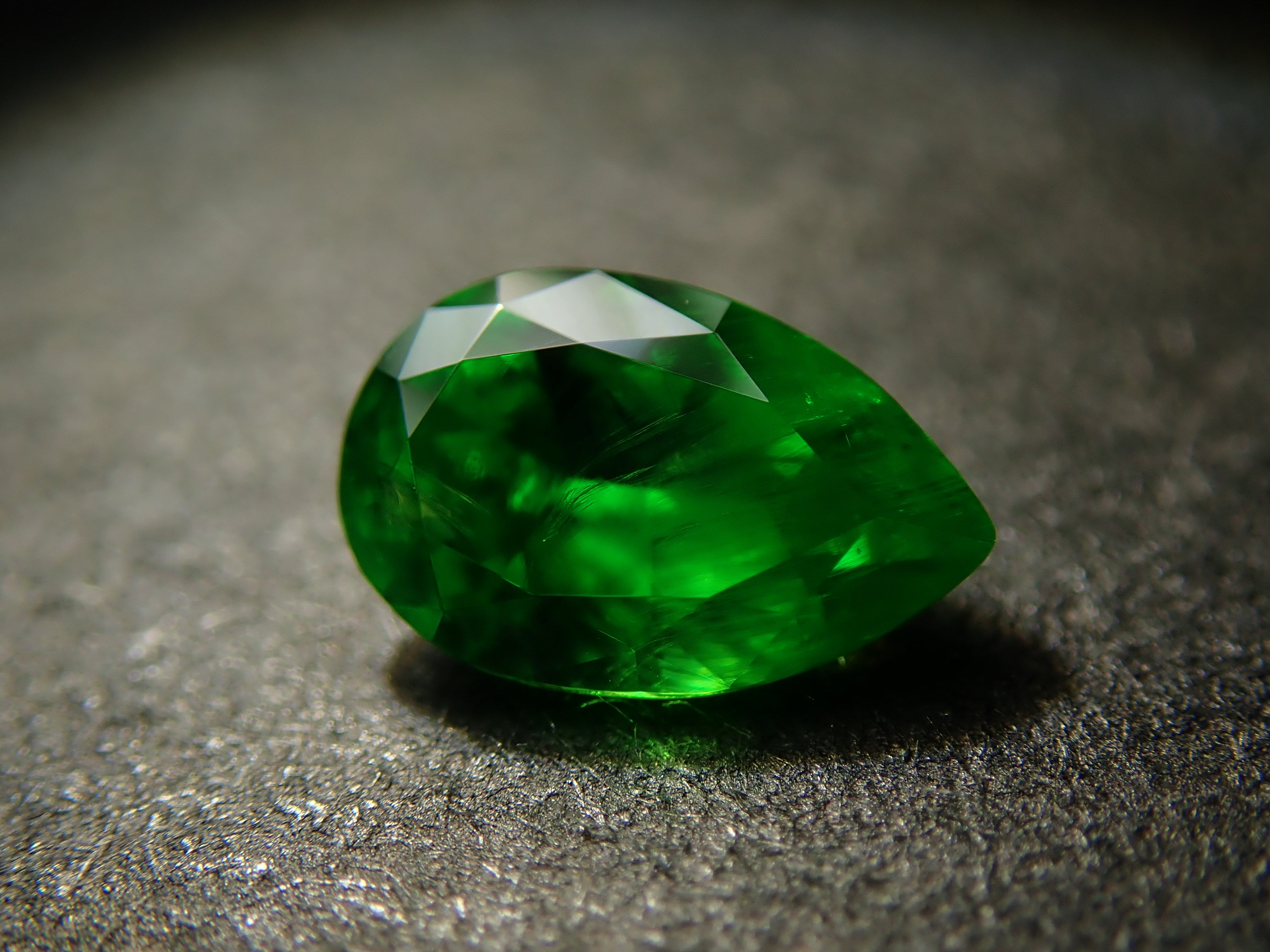 【10/31 22時販売】ロシア産デマントイドガーネット(ホーステール認む) 0.256ctルース