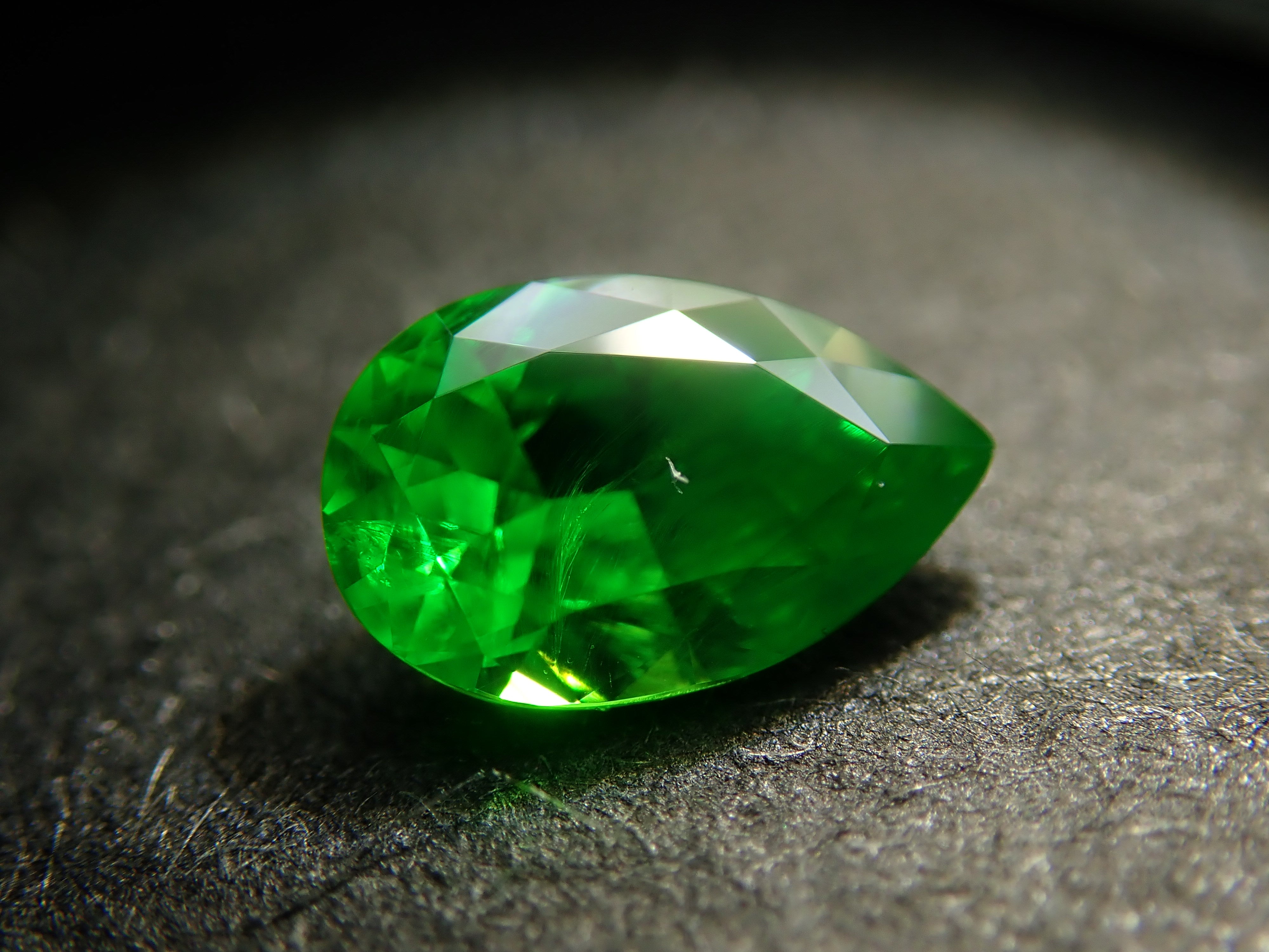 【10/31 22時販売】ロシア産デマントイドガーネット(ホーステール認む) 0.256ctルース