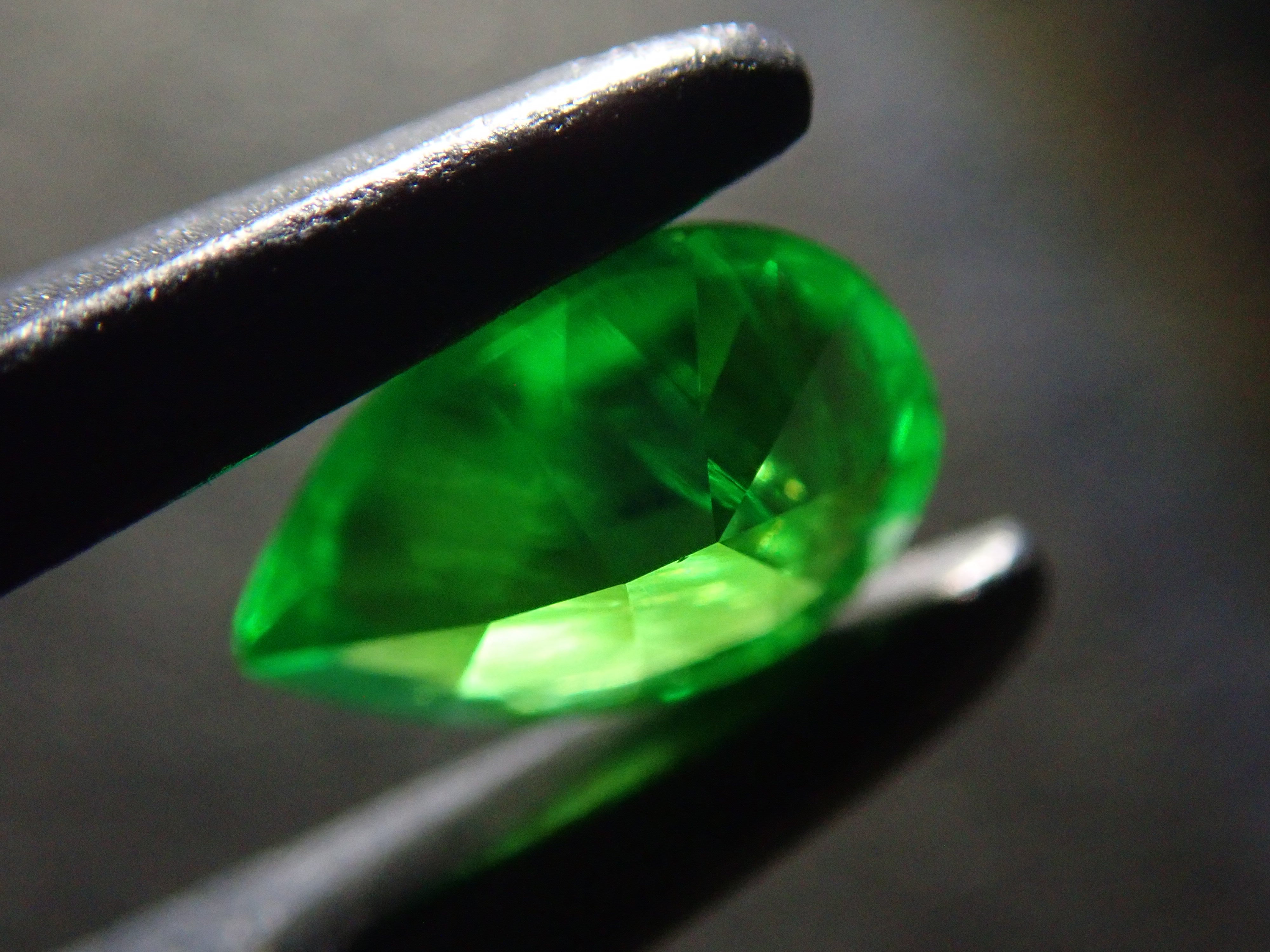 【10/31 22時販売】ロシア産デマントイドガーネット(ホーステール認む) 0.256ctルース