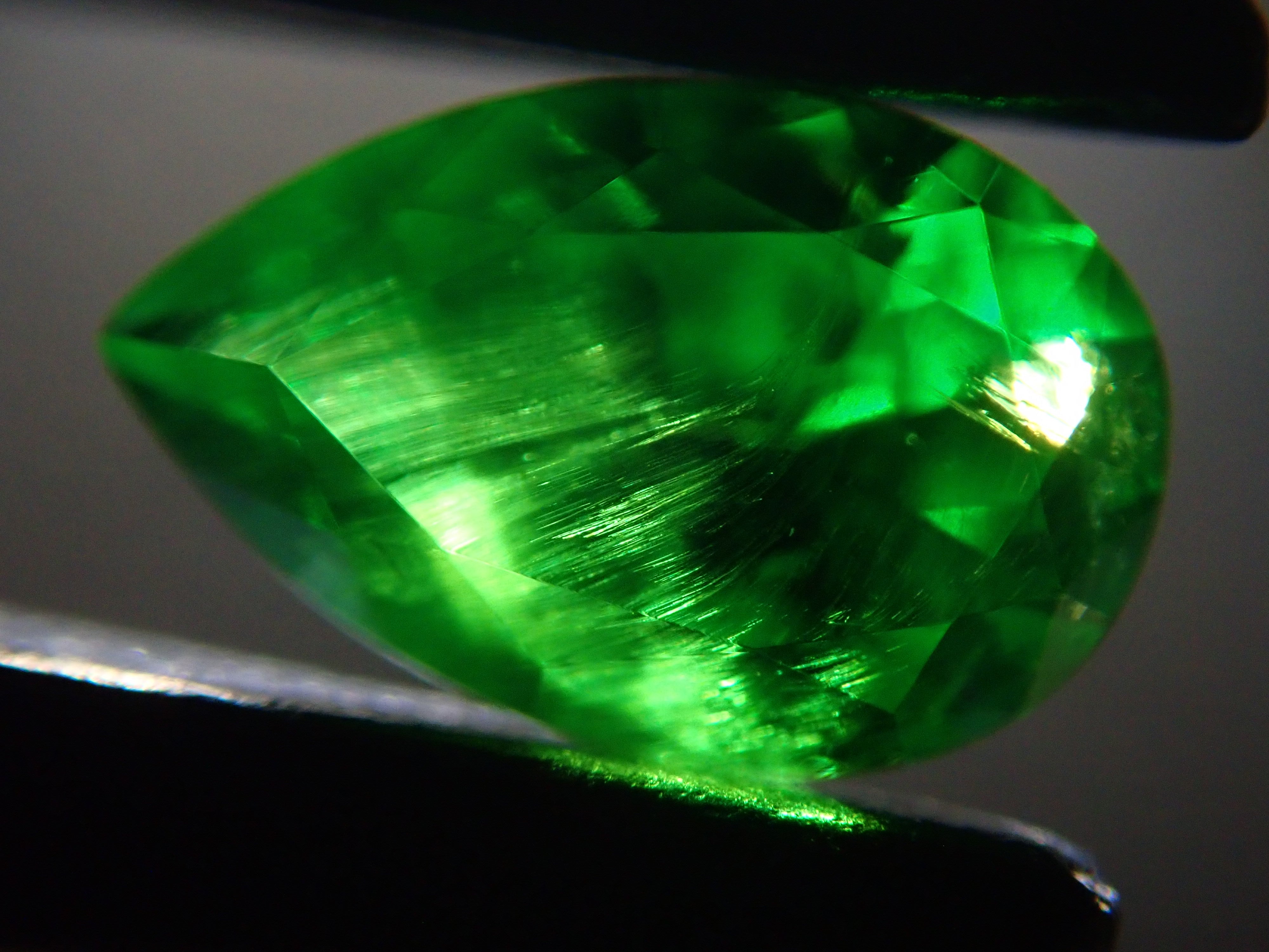 【10/31 22時販売】ロシア産デマントイドガーネット(ホーステール認む) 0.256ctルース