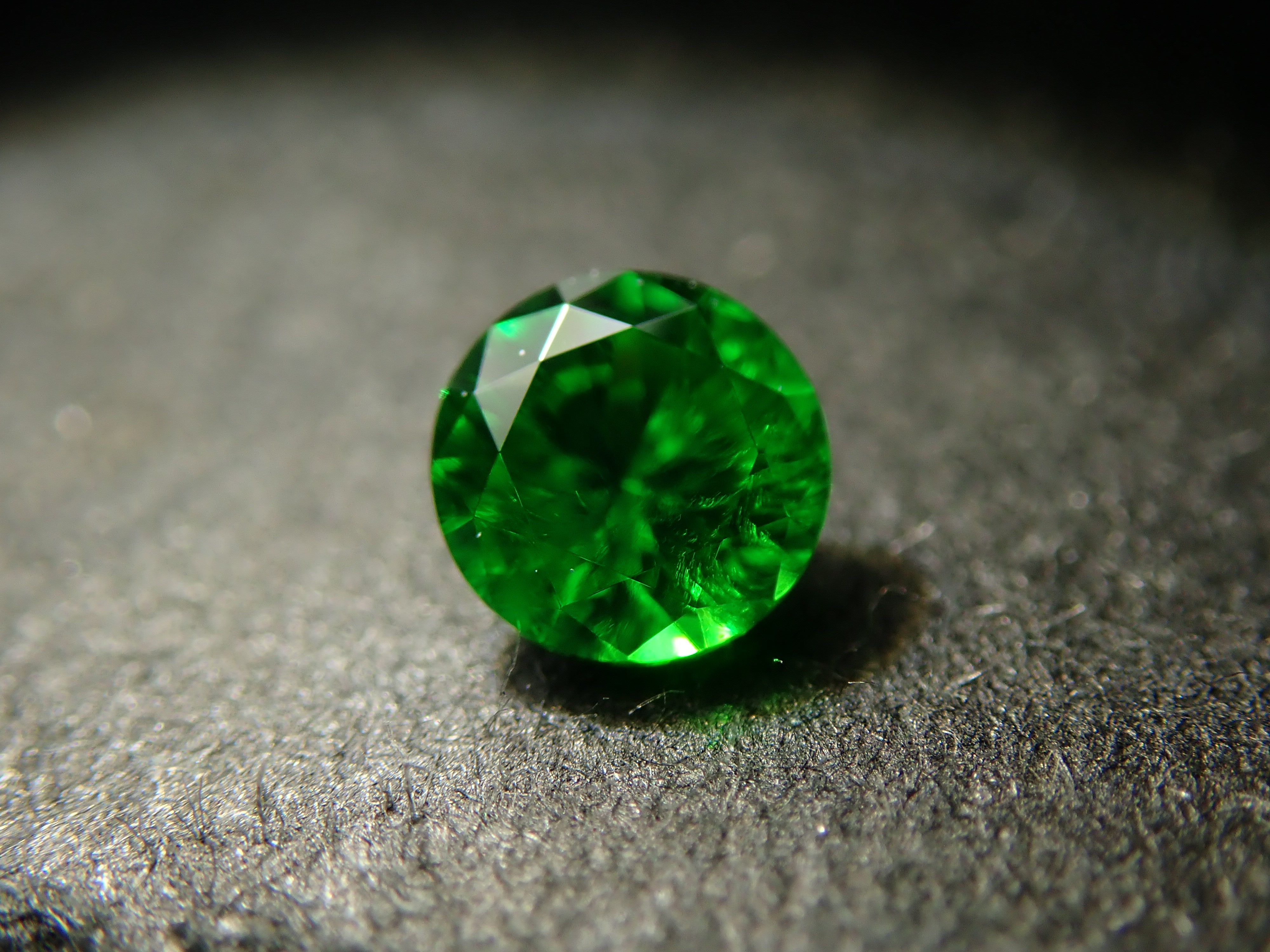 【10/31 22時販売】ロシア産デマントイドガーネット(ホーステール認む) 3.0mm/0.135ctルース