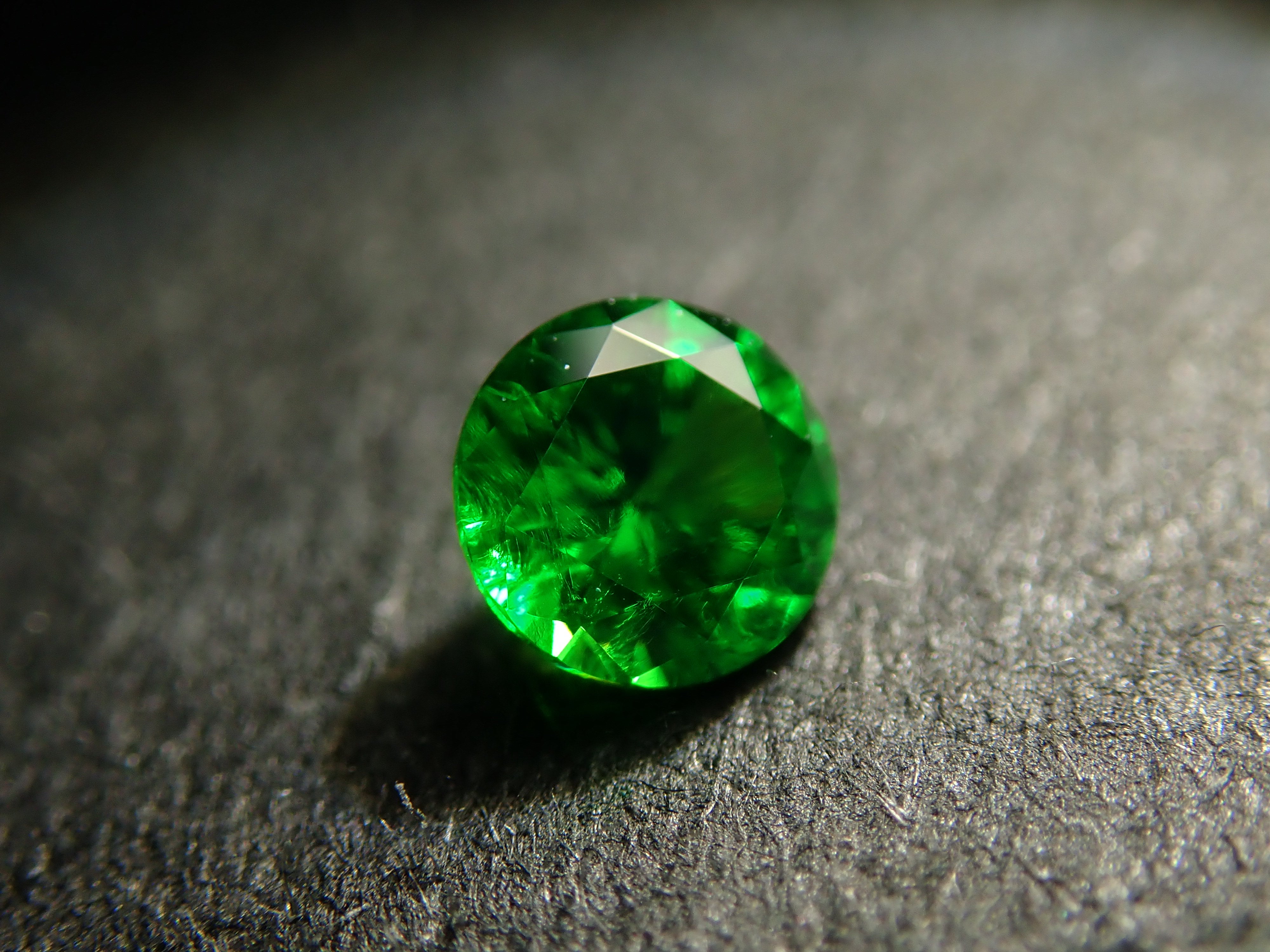 【10/31 22時販売】ロシア産デマントイドガーネット(ホーステール認む) 3.0mm/0.135ctルース