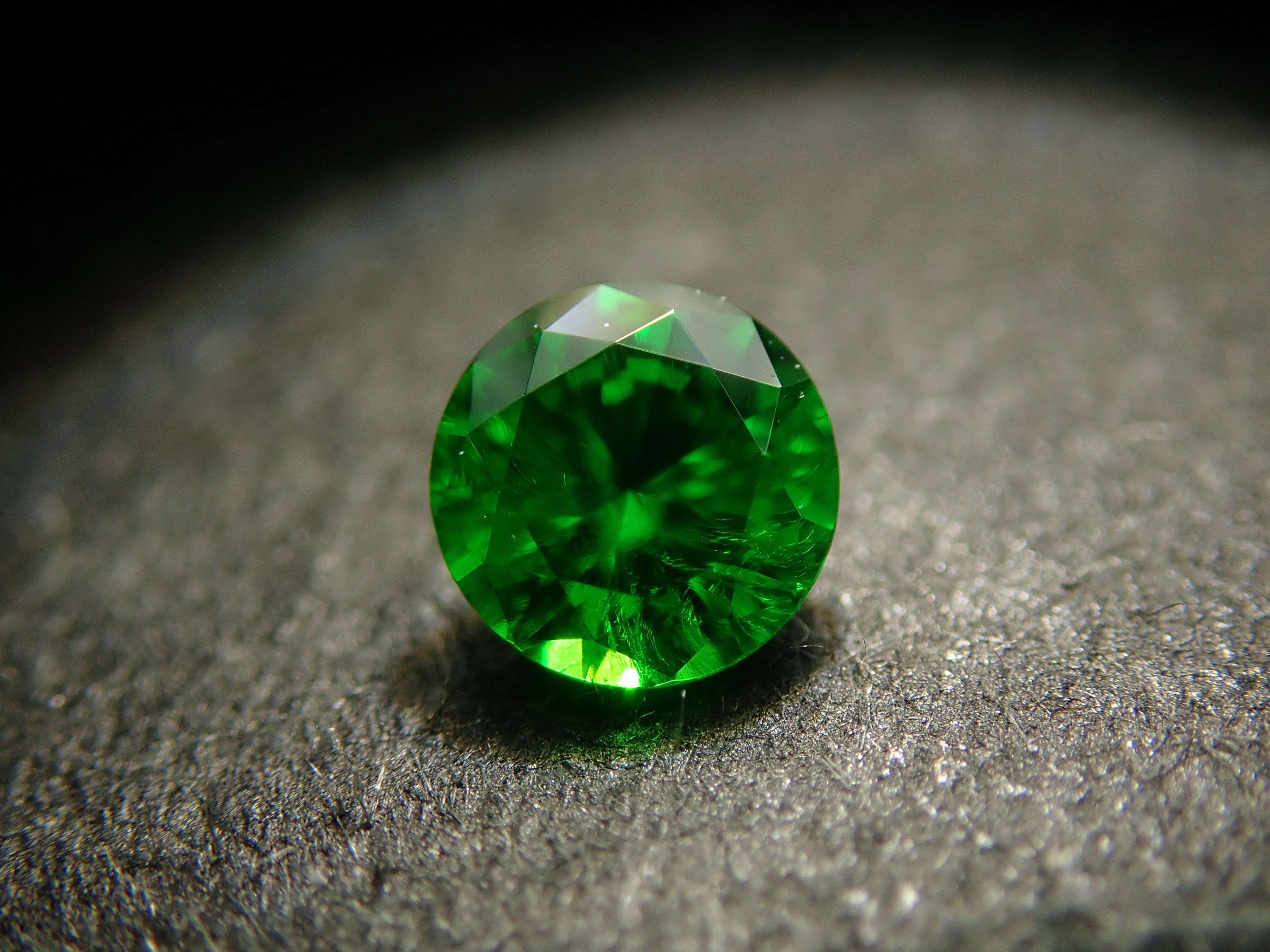 【10/31 22時販売】ロシア産デマントイドガーネット(ホーステール認む) 3.0mm/0.135ctルース