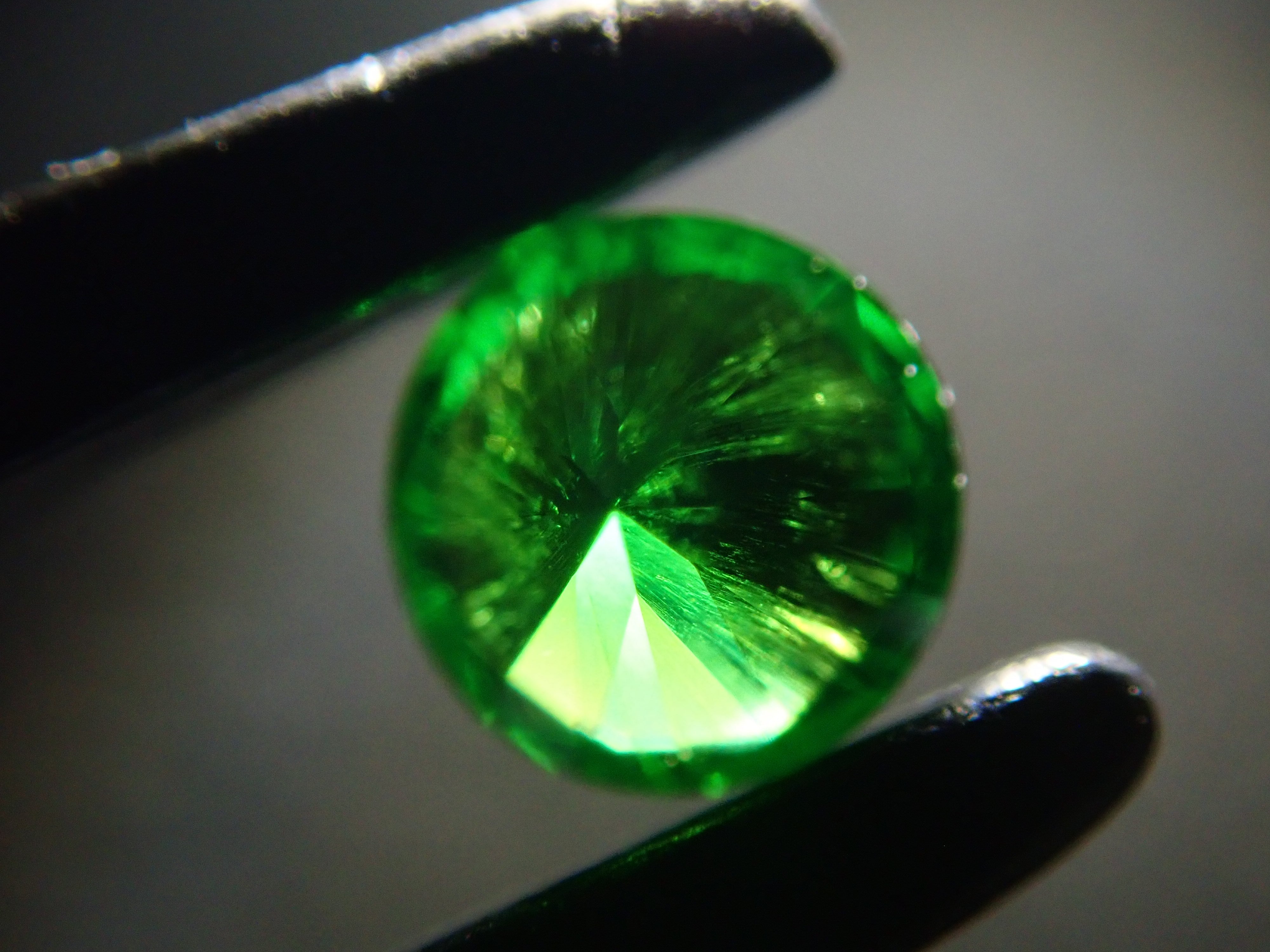 【10/31 22時販売】ロシア産デマントイドガーネット(ホーステール認む) 3.0mm/0.135ctルース