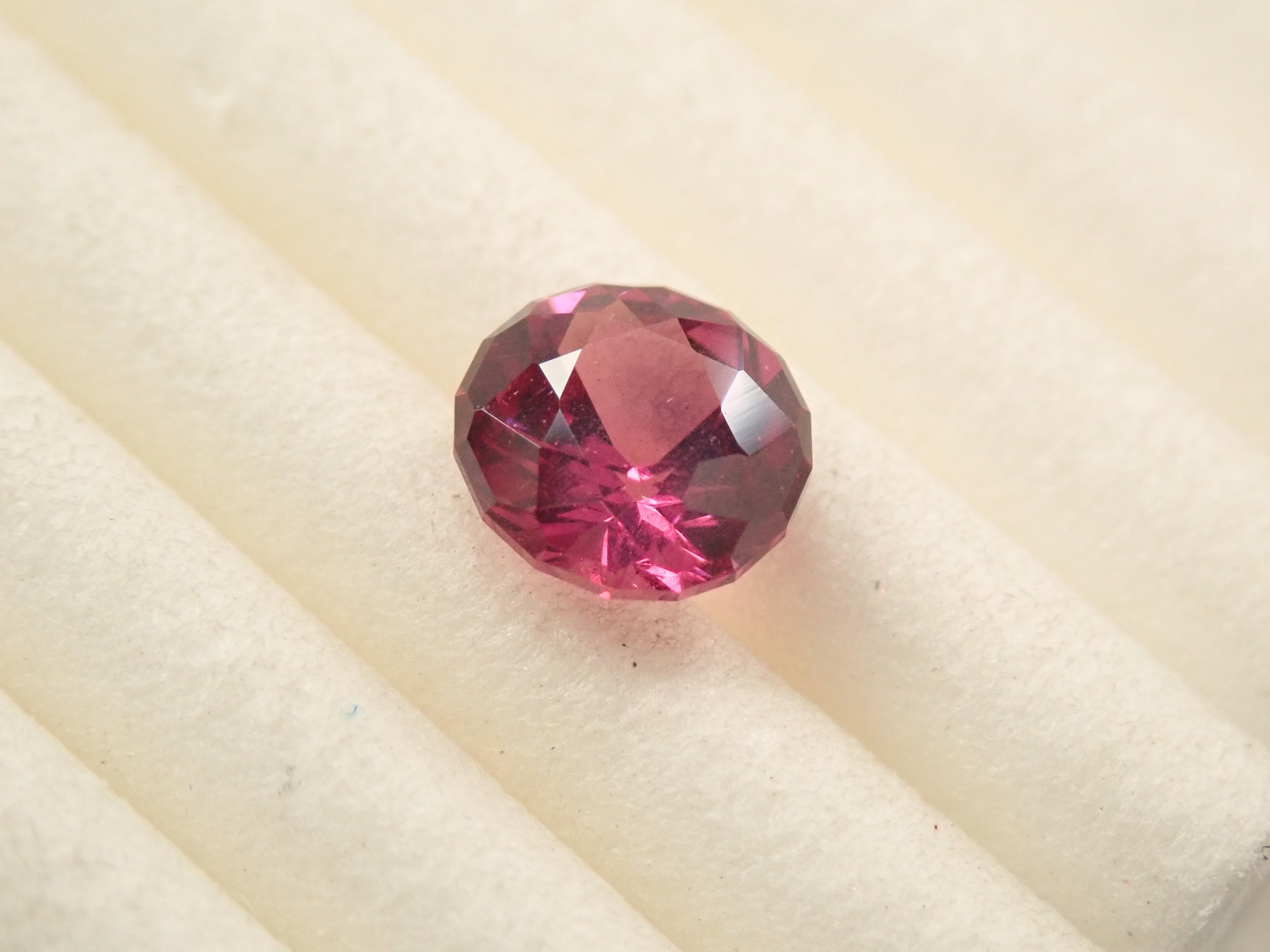 【11/13 22時販売】ロードライトガーネット 5.3mm/0.703ctルース