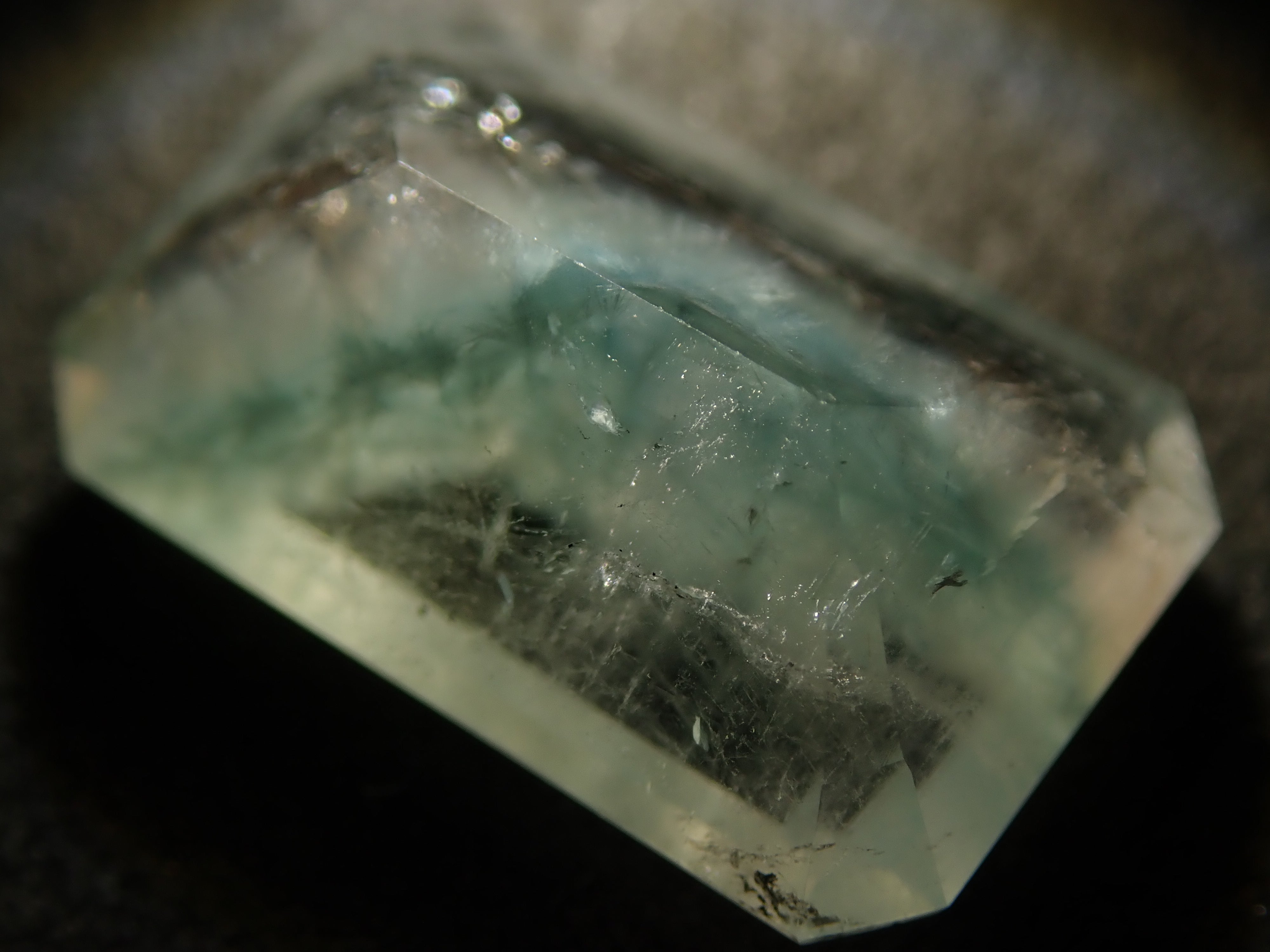 【11月22日晚間10點開賣】巴西美杜莎石英(帕拉伊巴石英)2.383克拉裸石