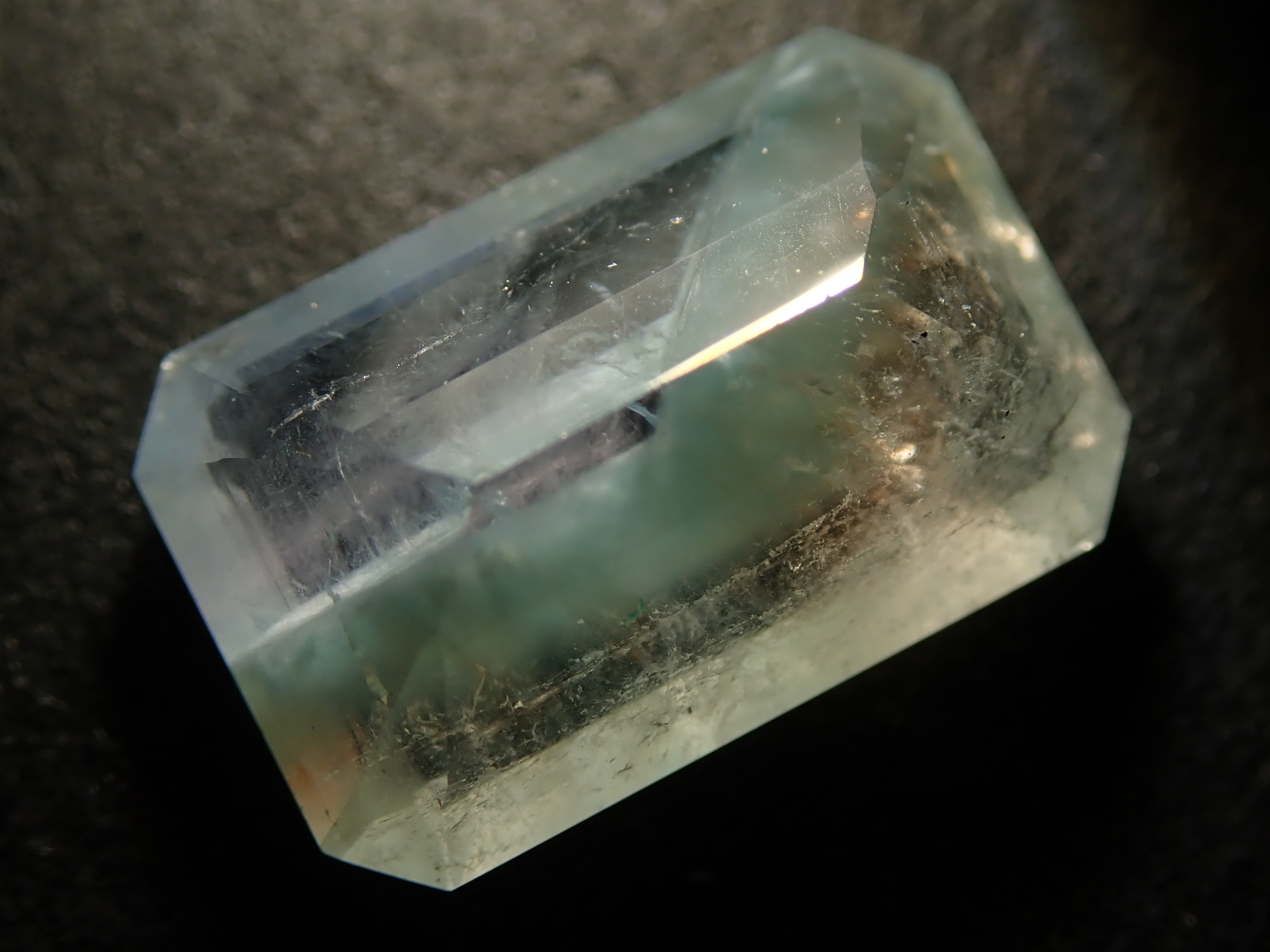 【11月22日晚間10點開賣】巴西美杜莎石英(帕拉伊巴石英)2.383克拉裸石