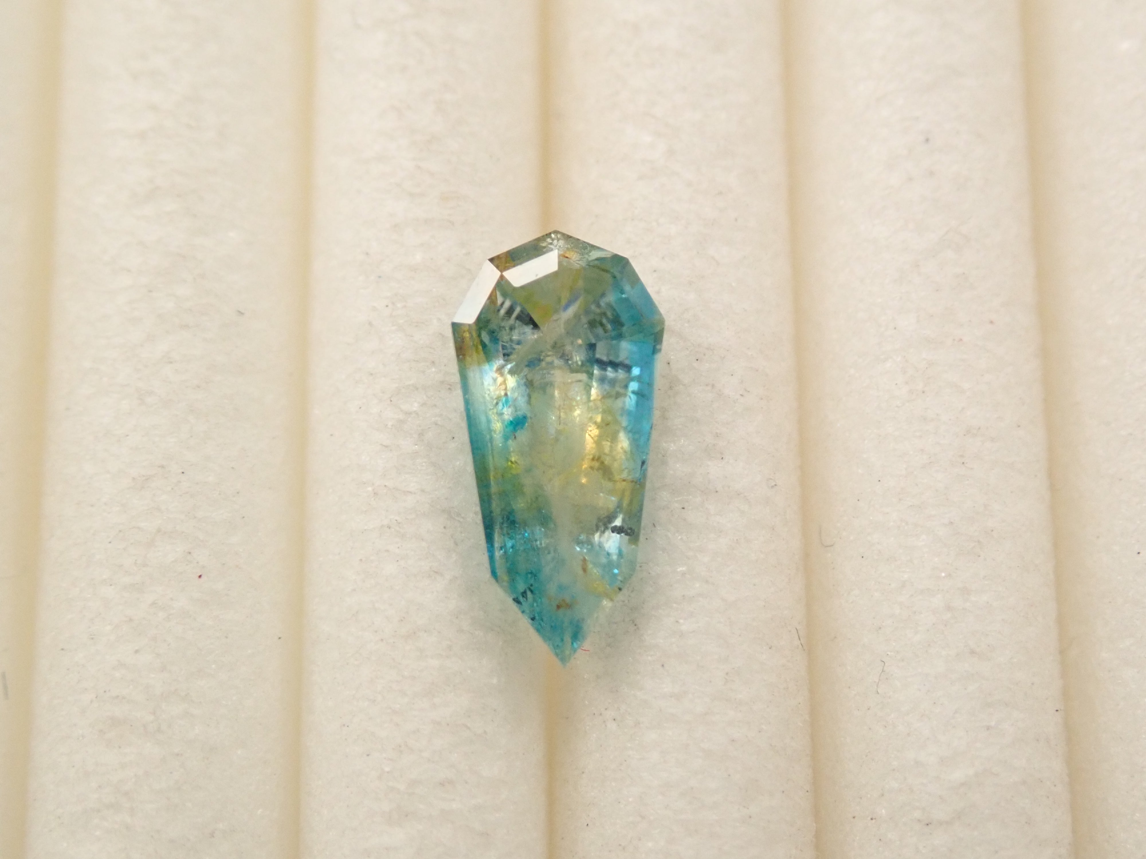 【11/1 22時販売】ジンバブエ産バイカラーユークレース 0.398ctルース