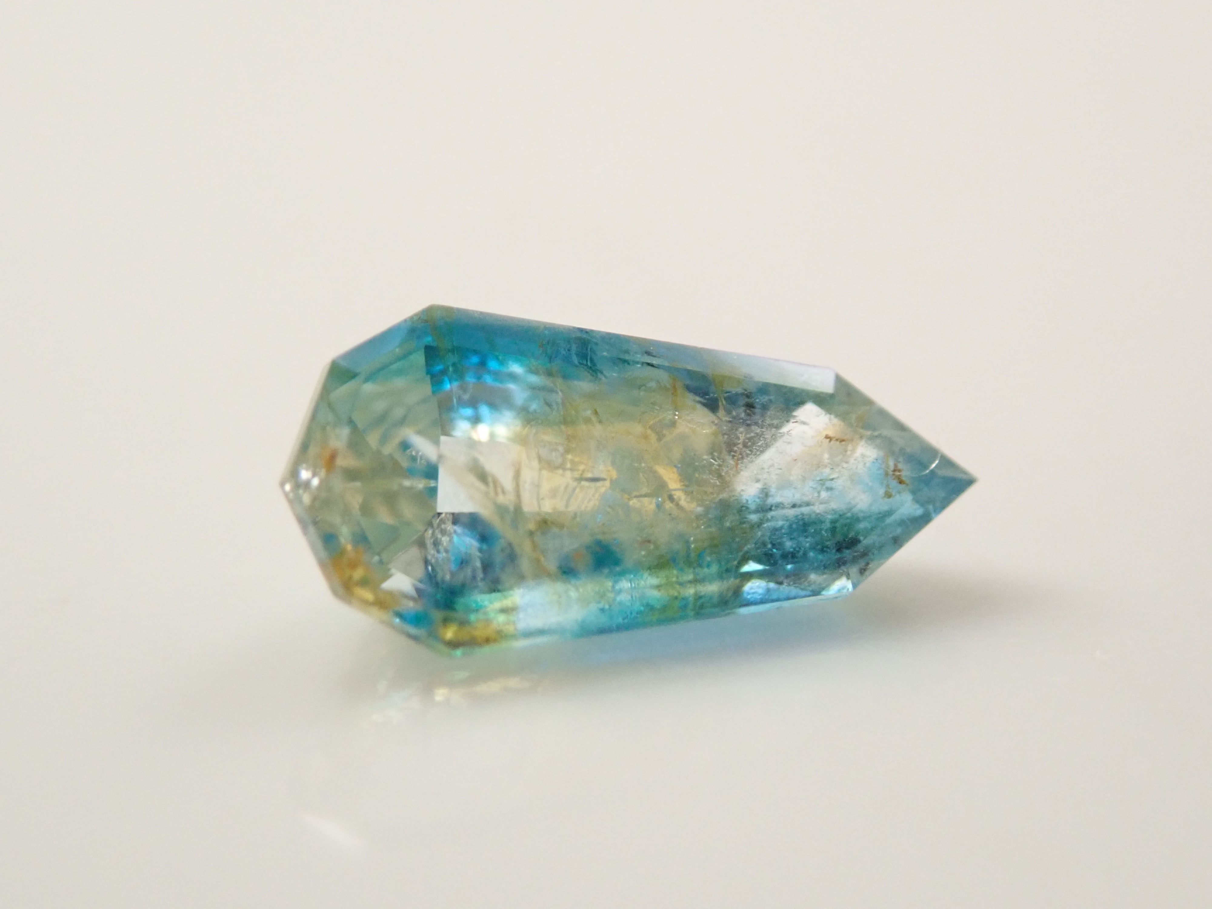 【11/1 22時販売】ジンバブエ産バイカラーユークレース 0.398ctルース