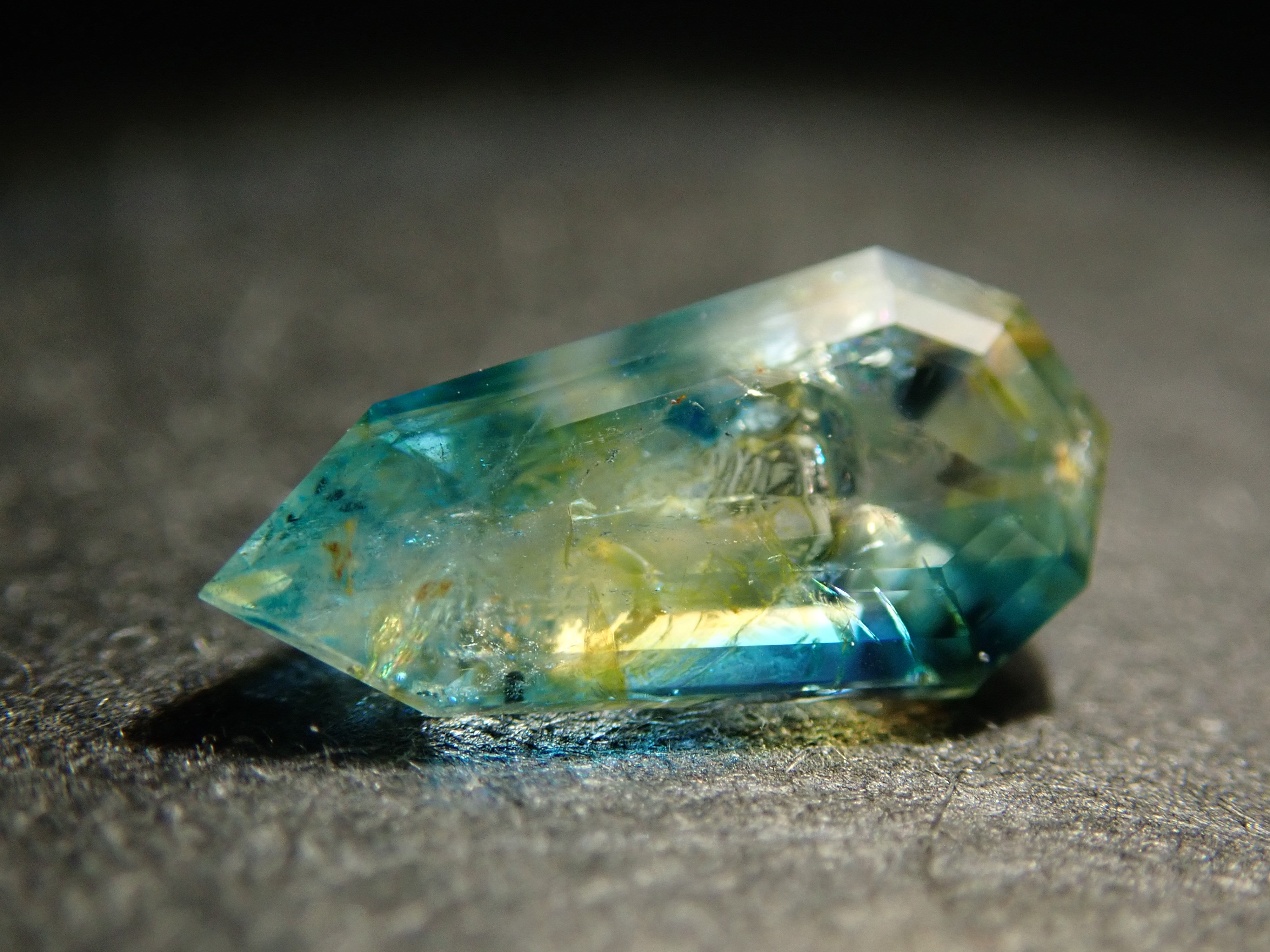 【11/1 22時販売】ジンバブエ産バイカラーユークレース 0.398ctルース