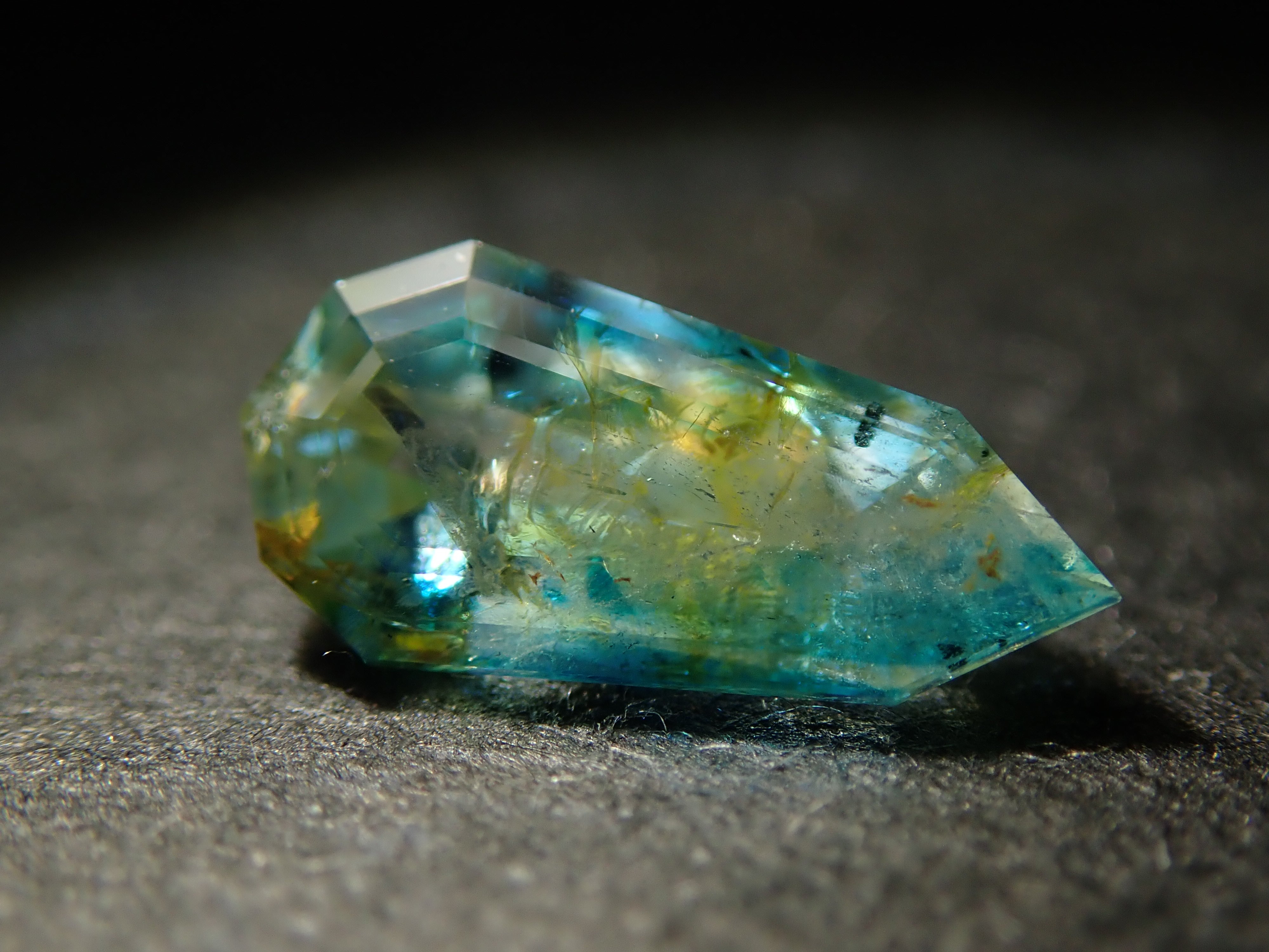 【11/1 22時販売】ジンバブエ産バイカラーユークレース 0.398ctルース