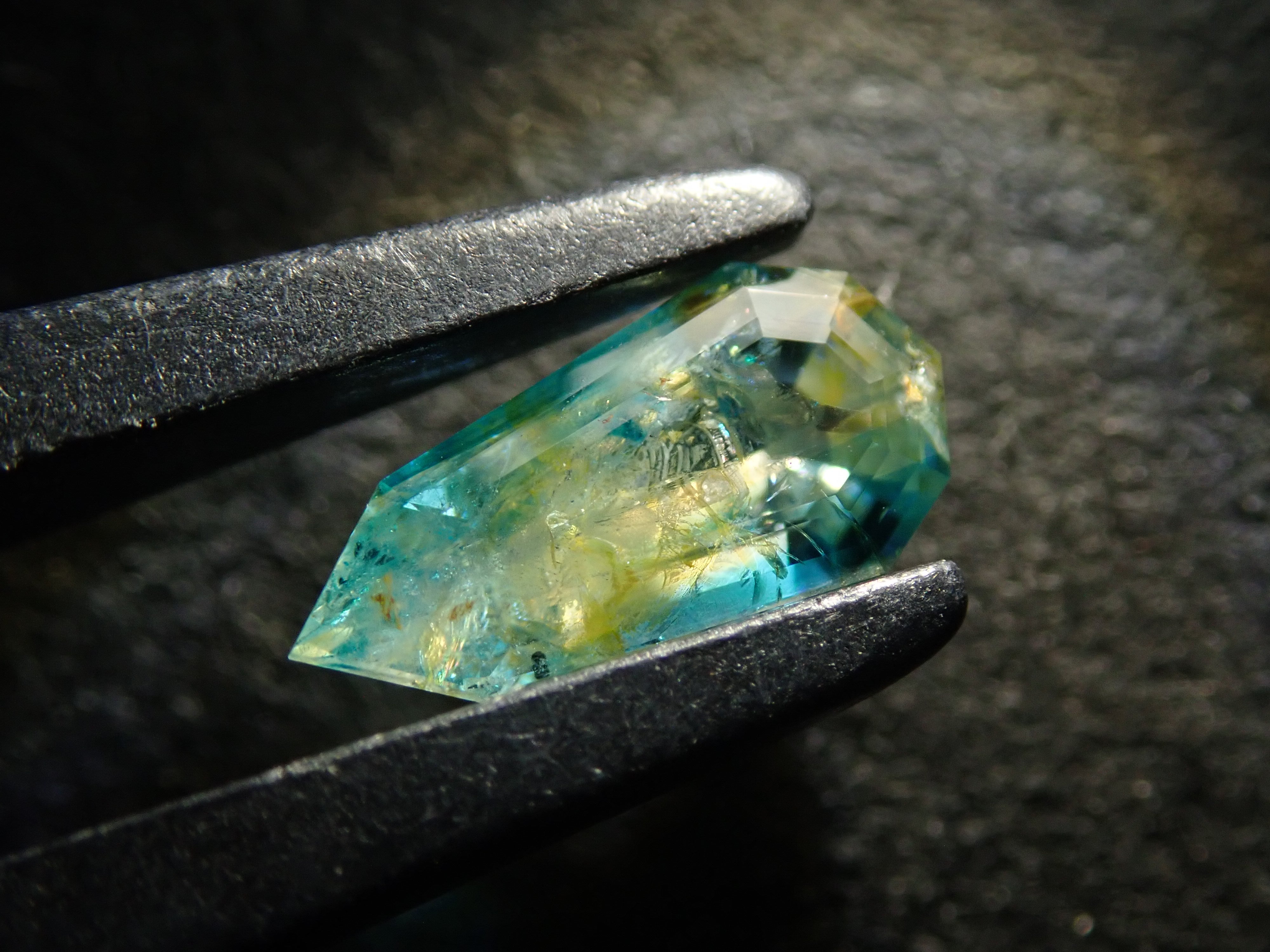 【11/1 22時販売】ジンバブエ産バイカラーユークレース 0.398ctルース