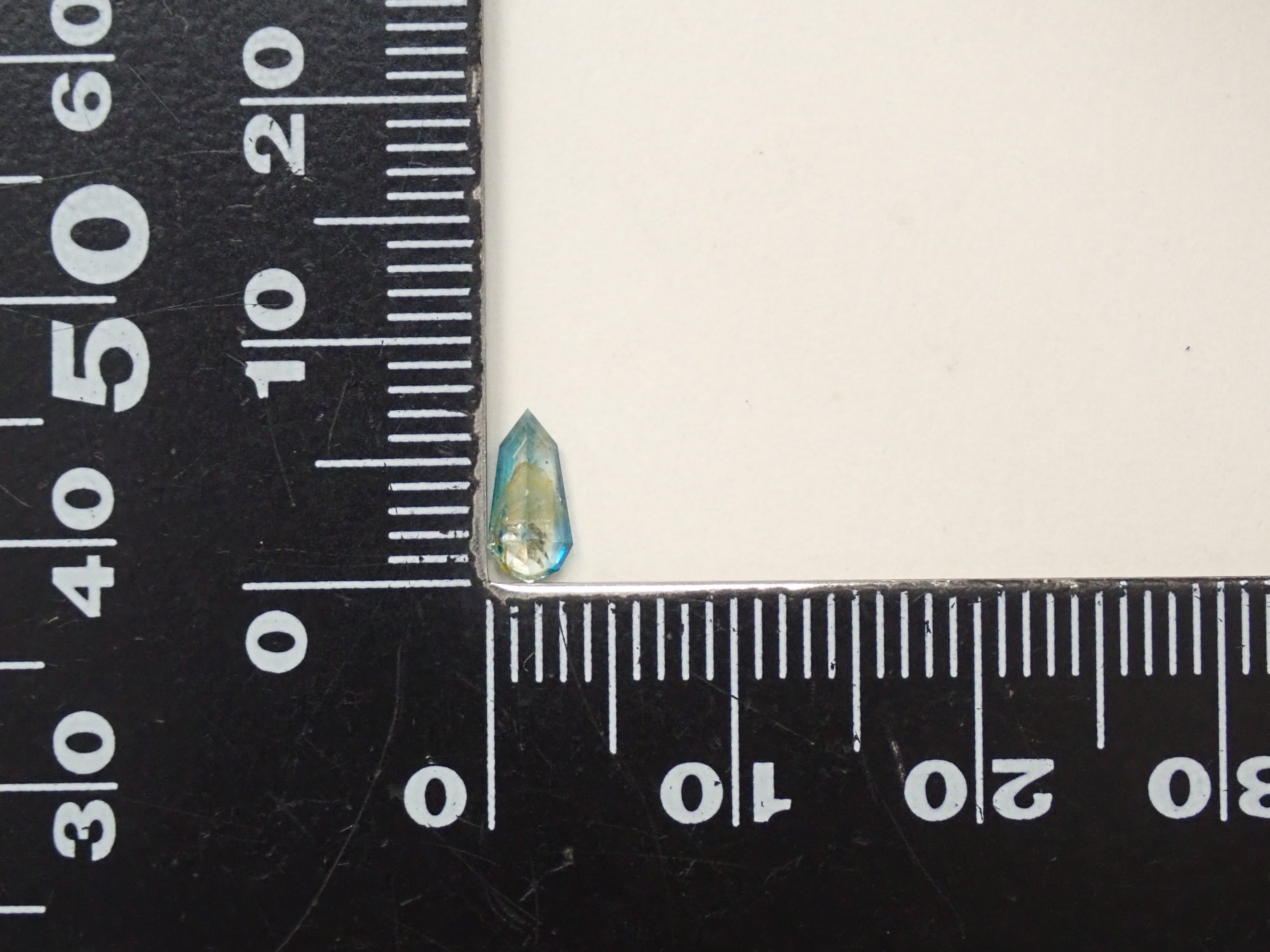 【11/1 22時販売】ジンバブエ産バイカラーユークレース 0.398ctルース