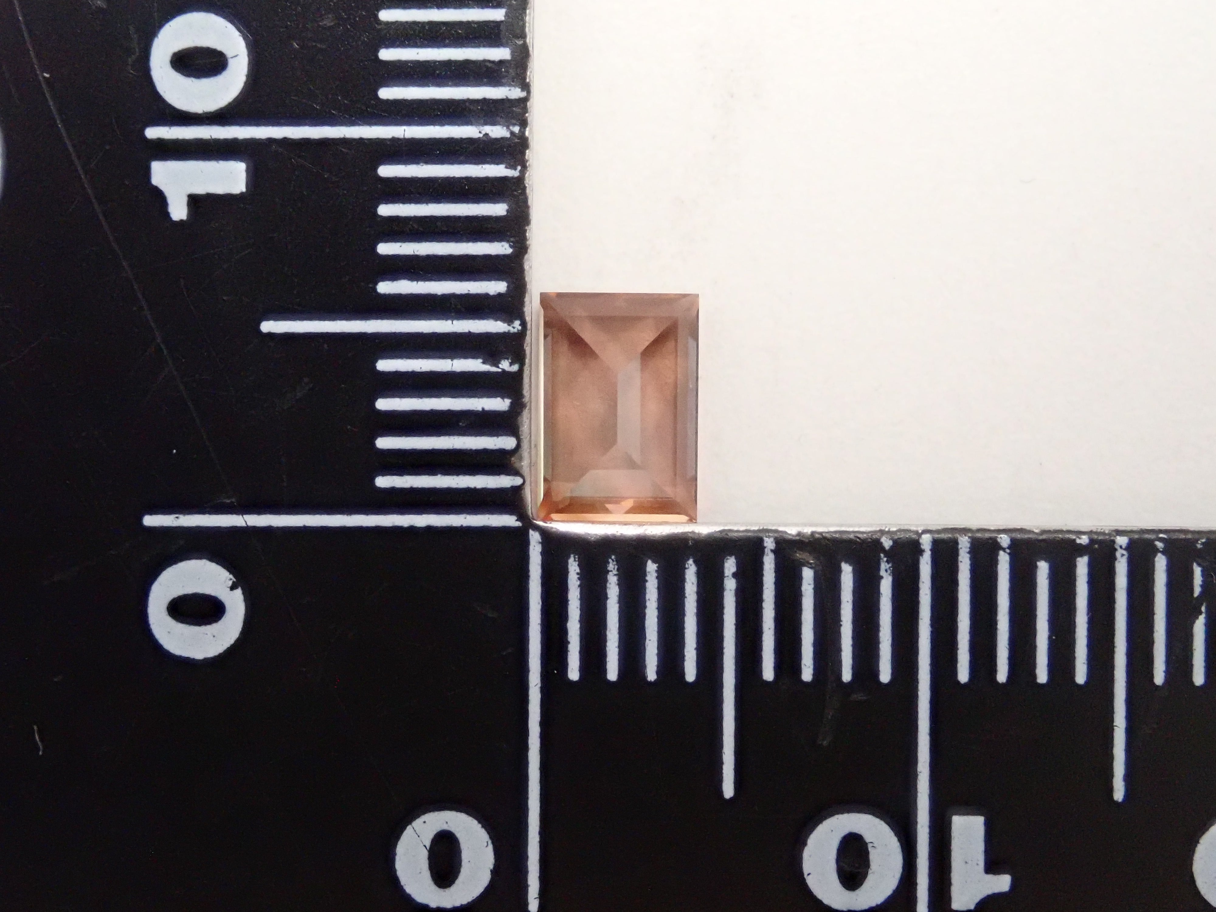 【11月22日晚間10點開賣】馬達加斯加安達盧石 0.600克拉裸石