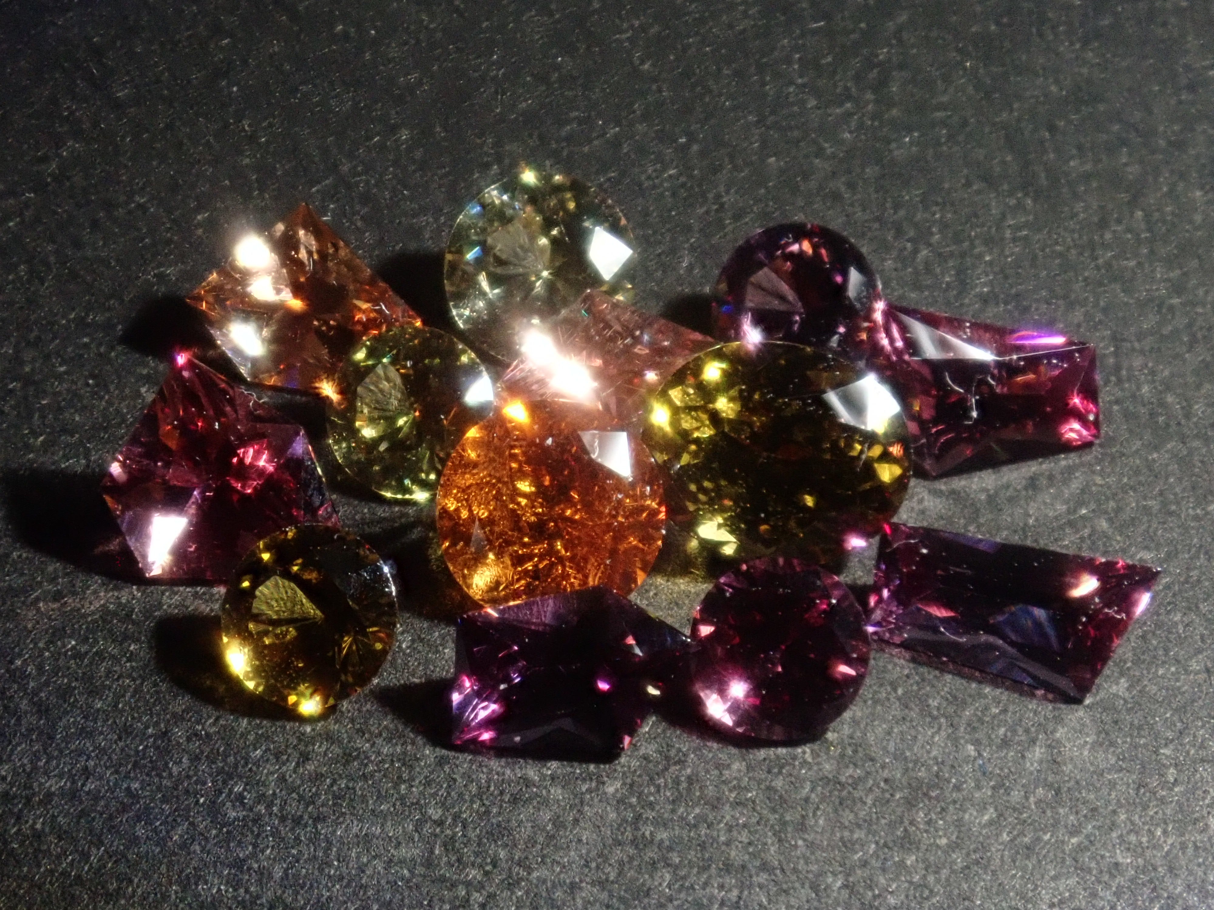 【10/31 22時販売】《限定15石》甲州貴石切子2石を含むガーネットガチャ1石ルース《複数購入割引有》