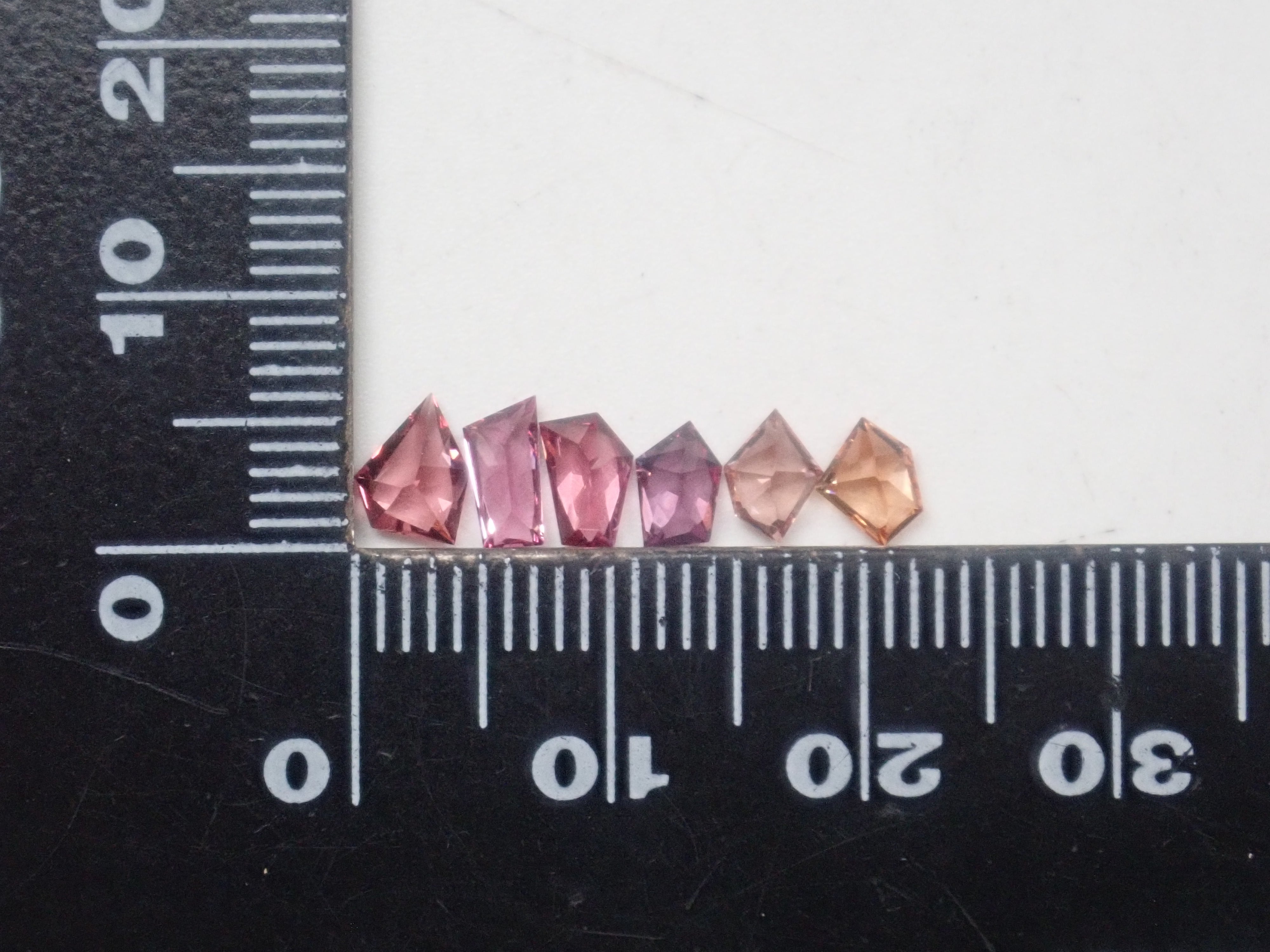 【10/31 22時販売】《限定15石》甲州貴石切子2石を含むガーネットガチャ1石ルース《複数購入割引有》