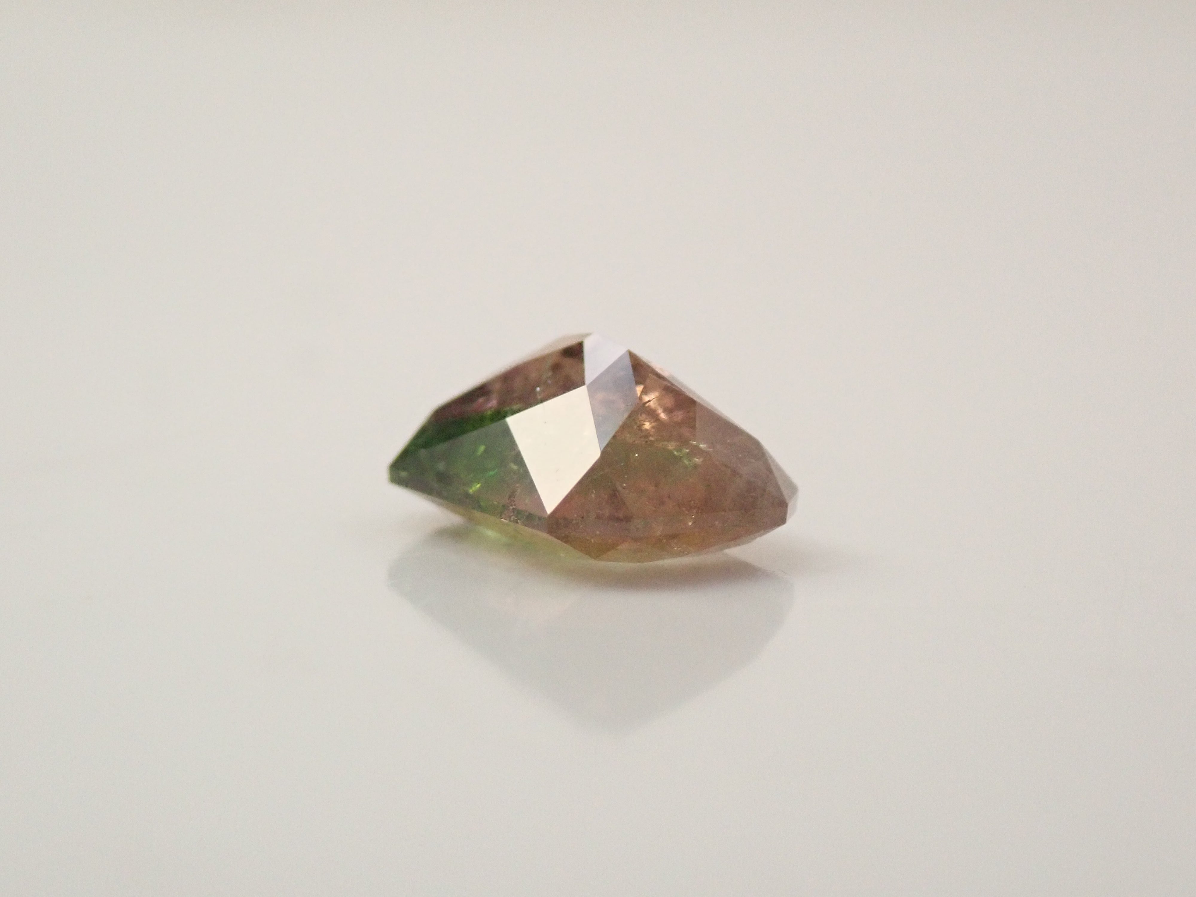 パキスタン産アキシナイト(グリーンティント) 1.476ctルース