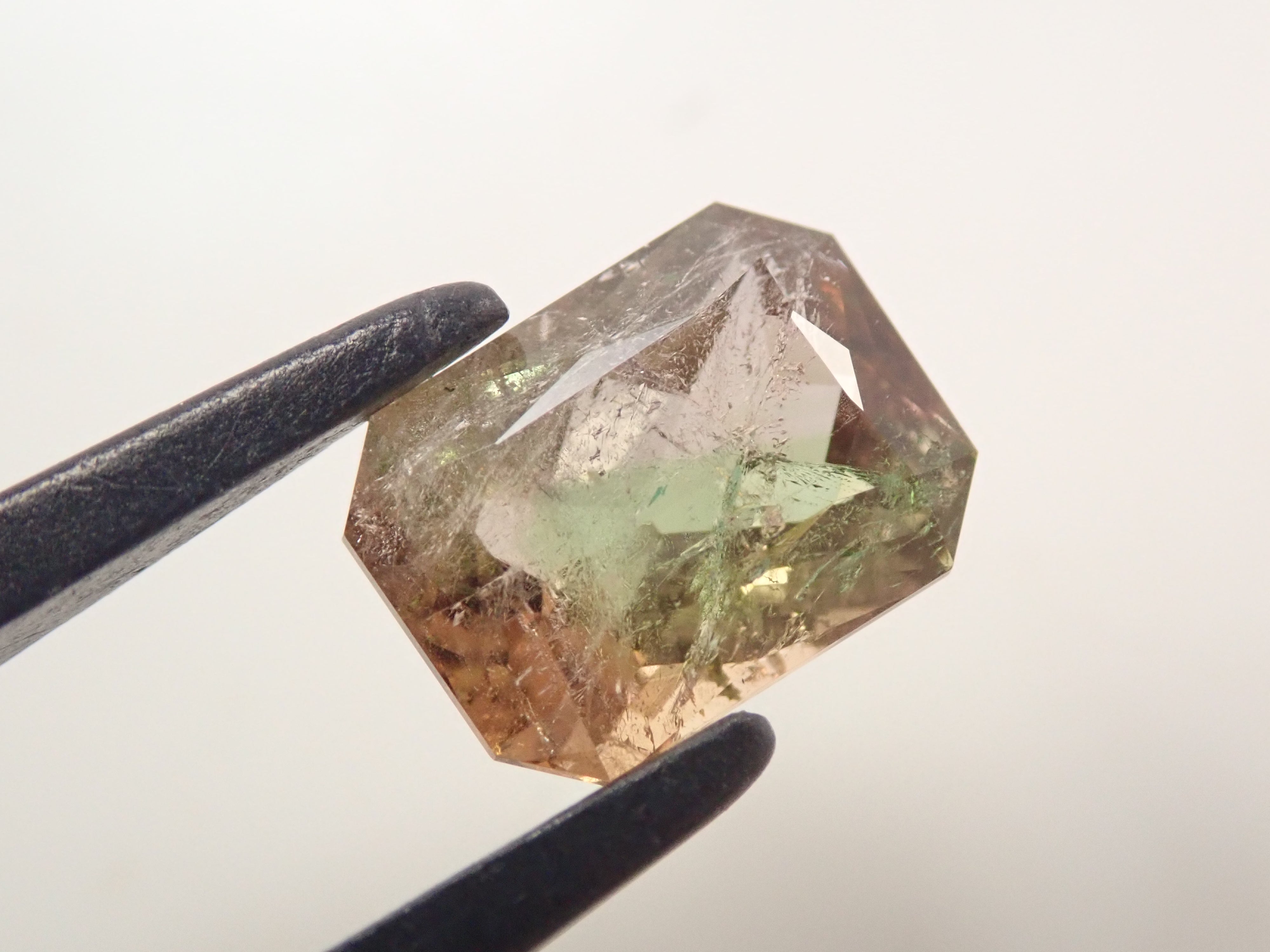 パキスタン産アキシナイト(グリーンティント) 1.476ctルース