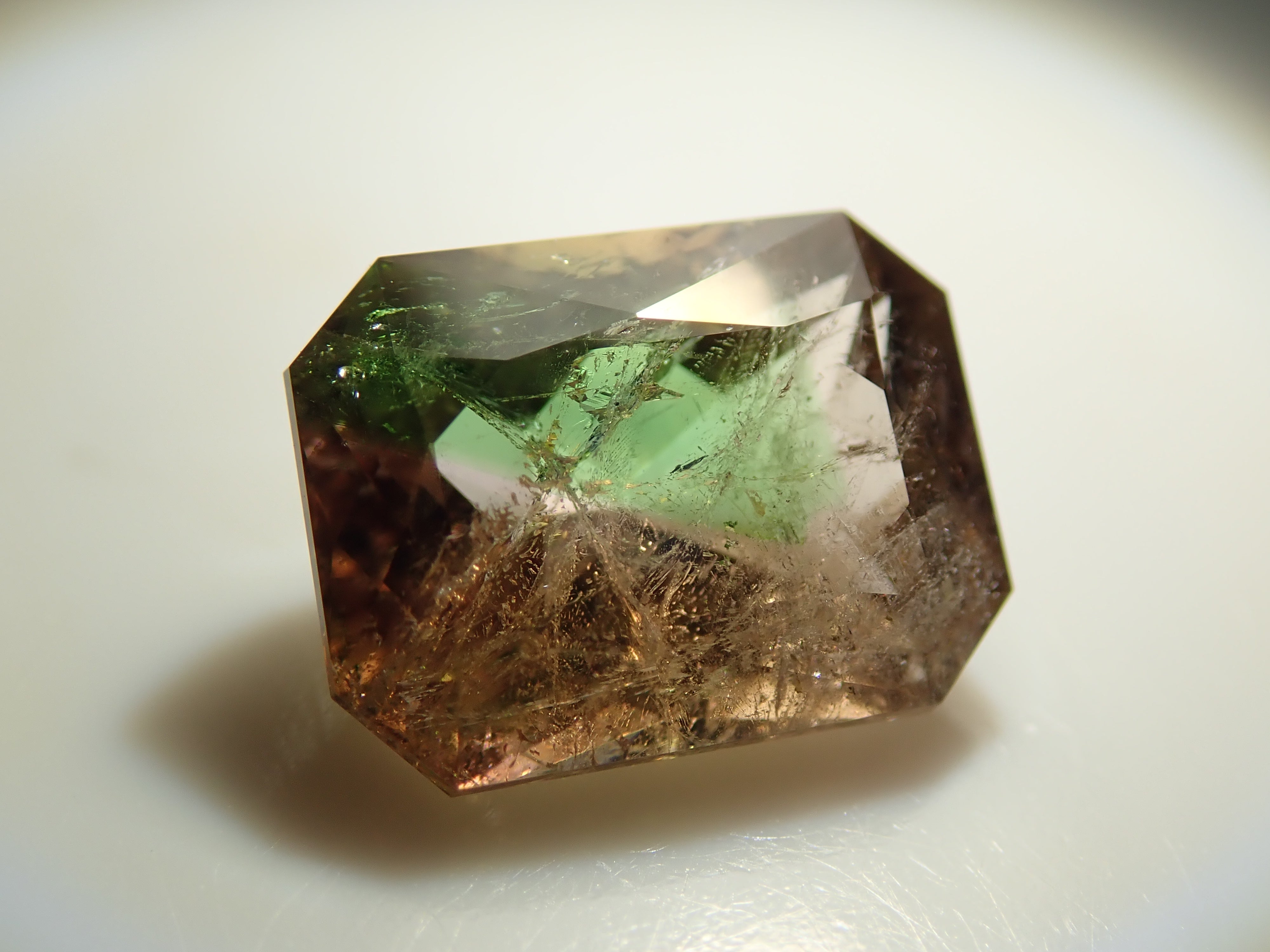 パキスタン産アキシナイト(グリーンティント) 1.476ctルース