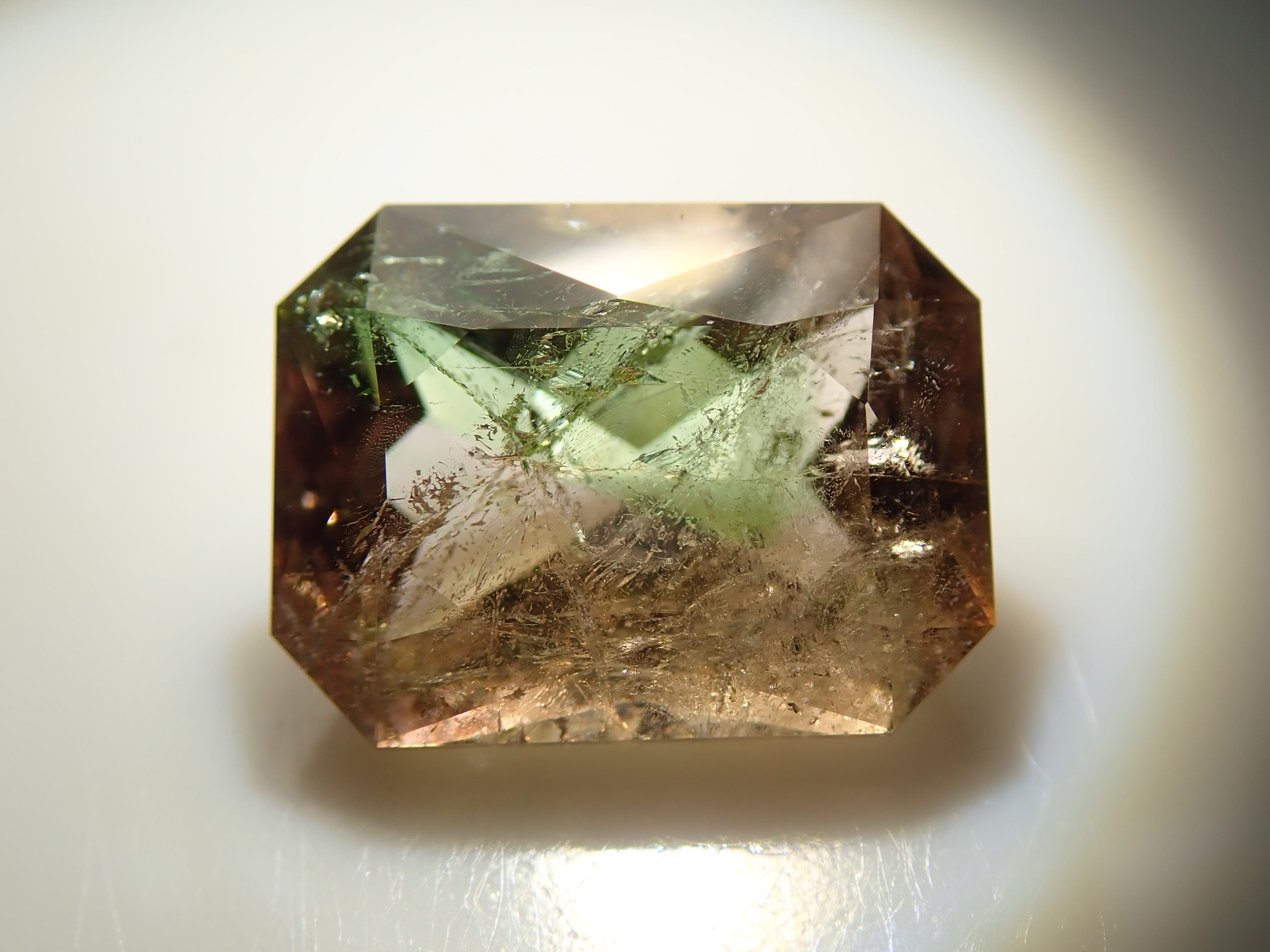 【11/1 22時販売】パキスタン産アキシナイト(グリーンティント) 1.476ctルース