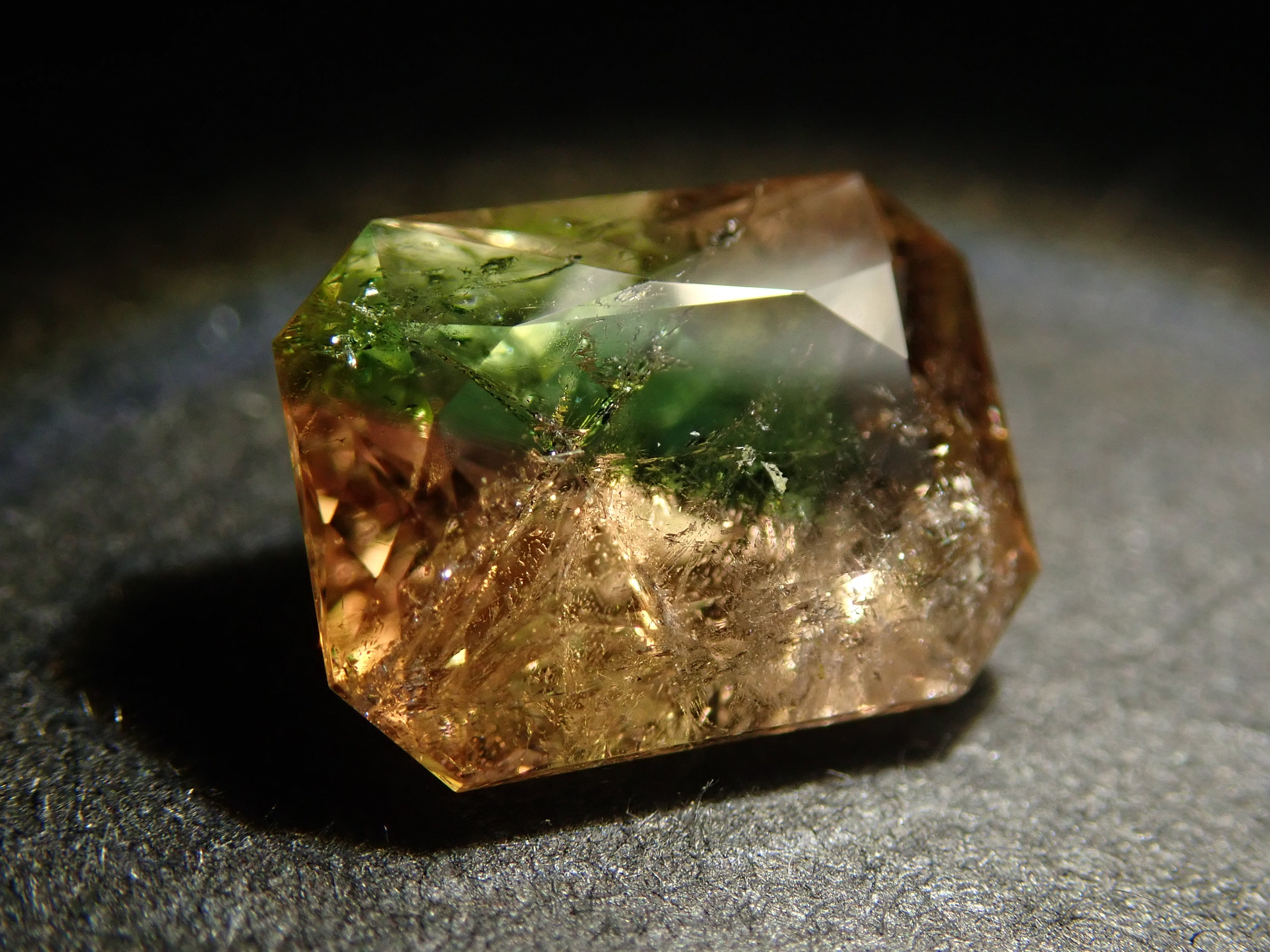 パキスタン産アキシナイト(グリーンティント) 1.476ctルース