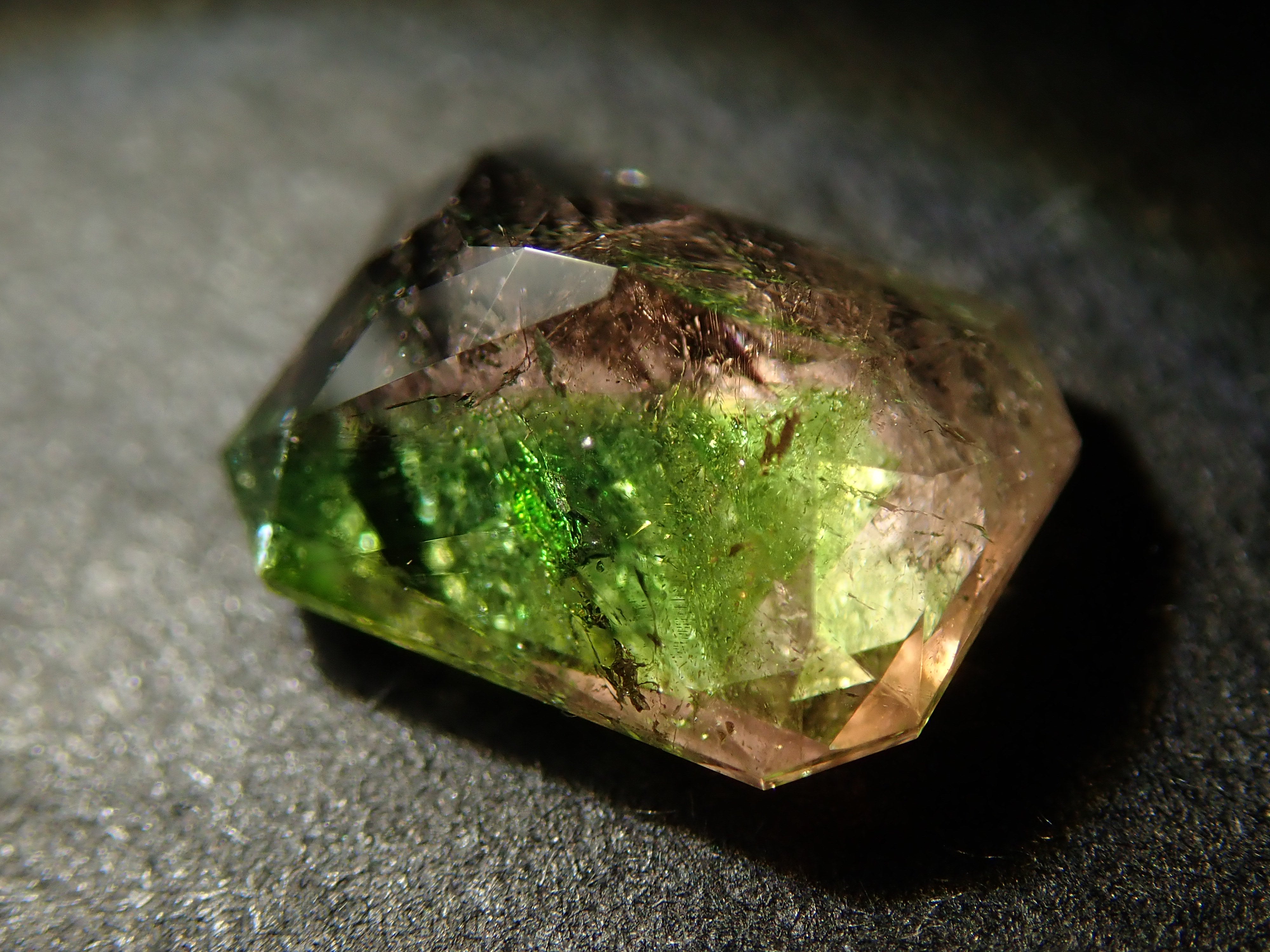 パキスタン産アキシナイト(グリーンティント) 1.476ctルース
