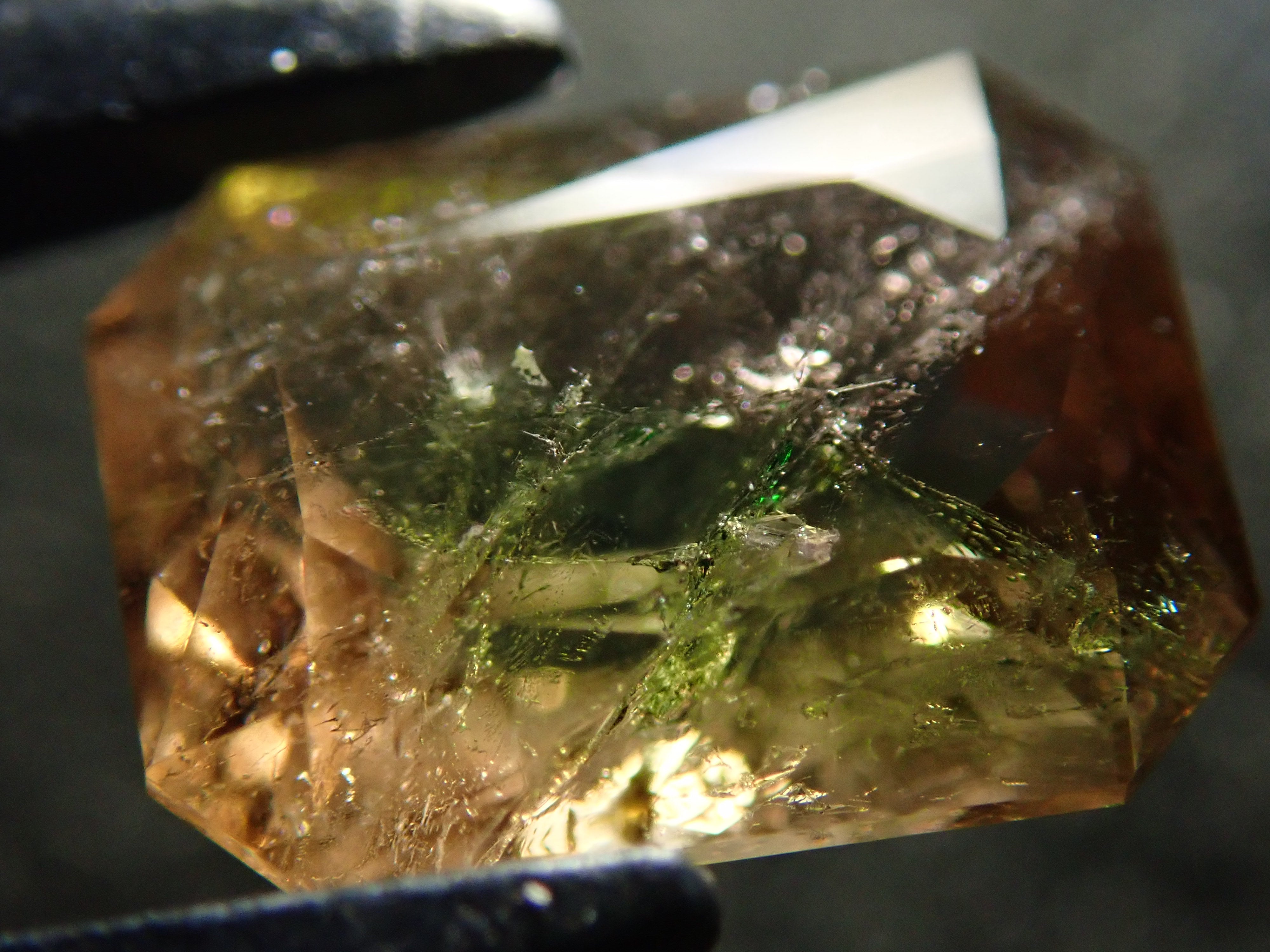 パキスタン産アキシナイト(グリーンティント) 1.476ctルース