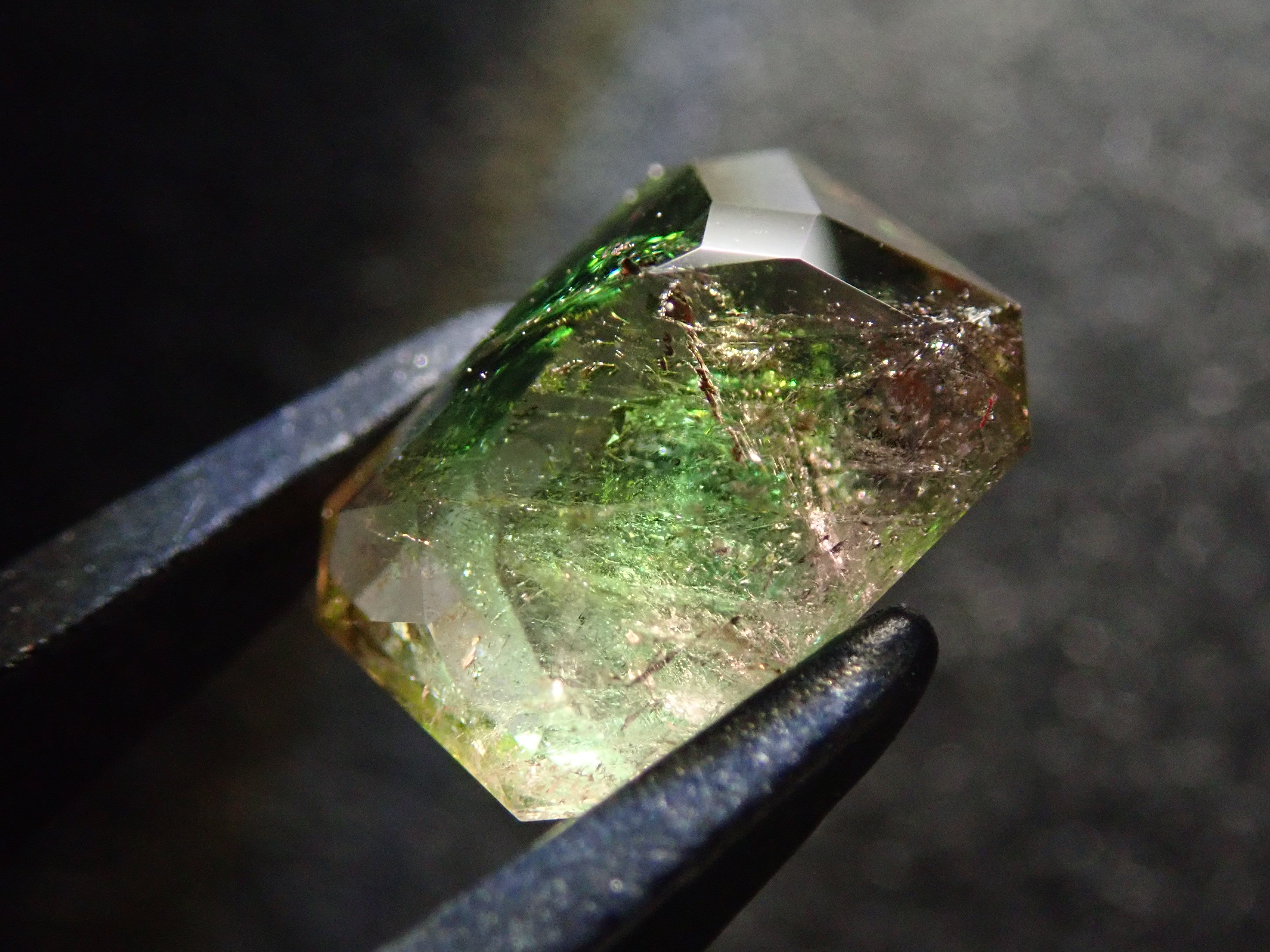 パキスタン産アキシナイト(グリーンティント) 1.476ctルース